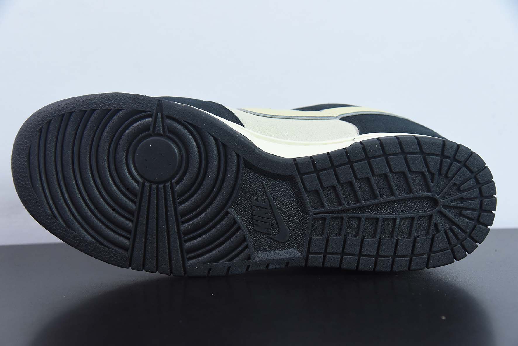 Nike Dunk Low “Black Suede” 椰奶熊猫低帮运动鞋 货号:DV3054-001