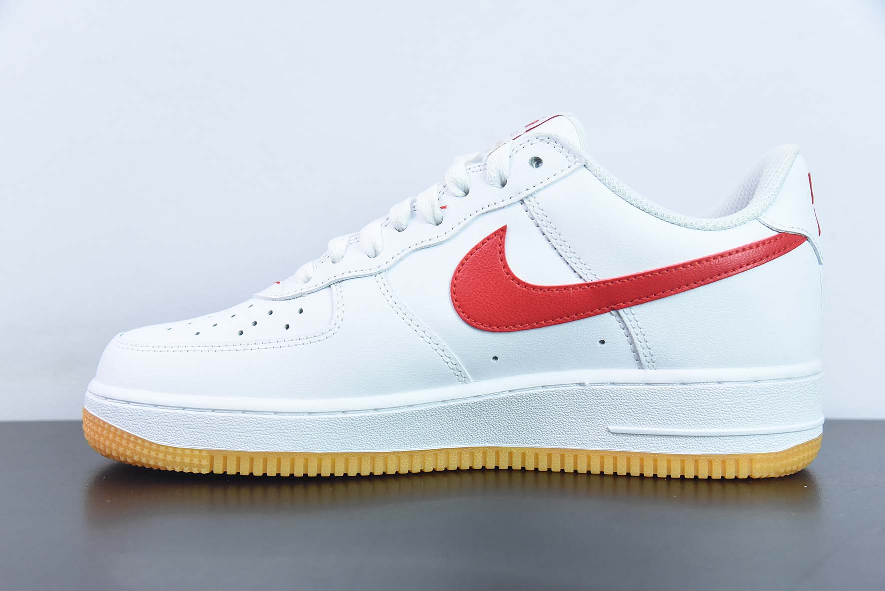 Air Force 1 '07 Low 空军一号 白红生胶运动鞋 货号：DJ3911-102