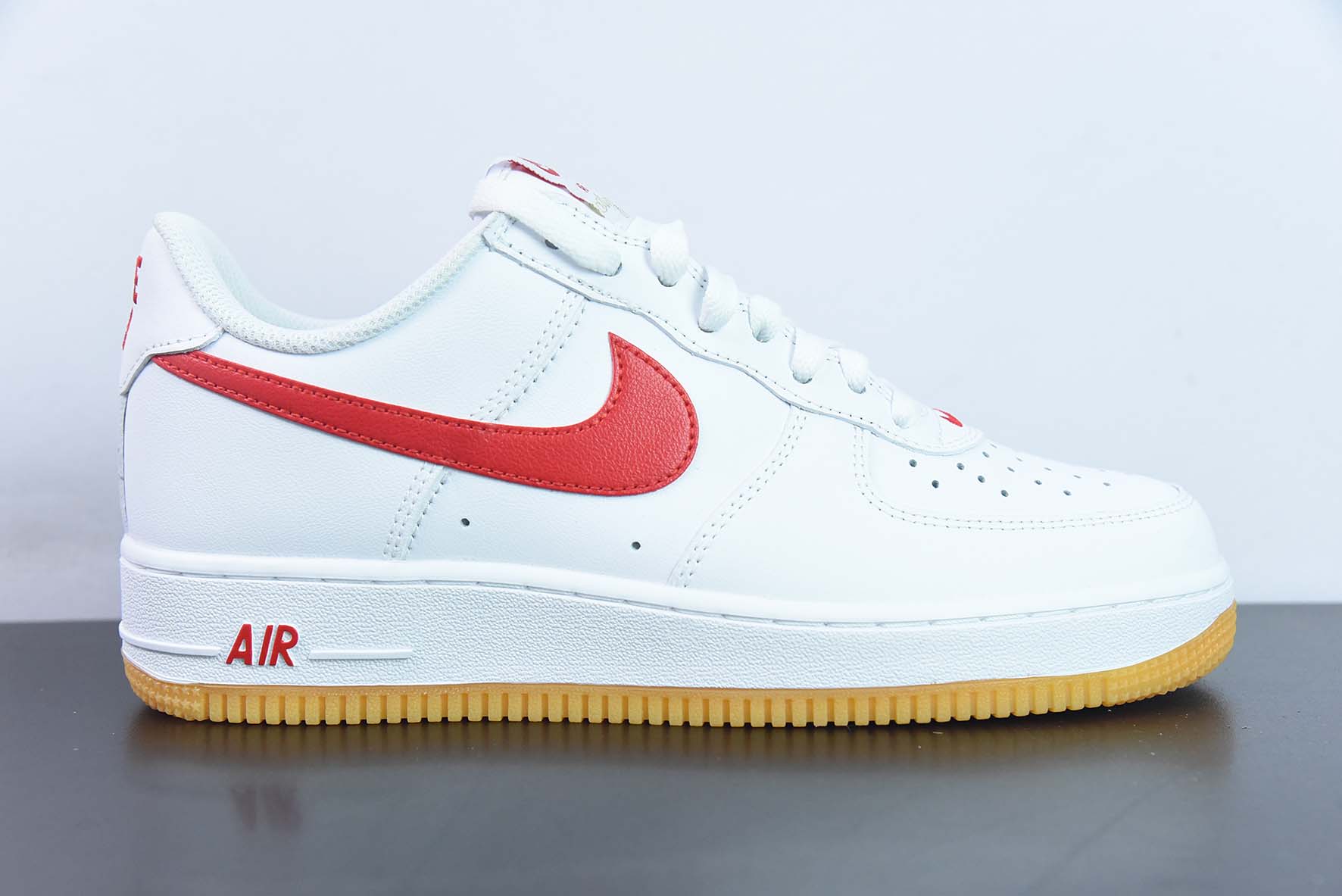 Air Force 1 '07 Low 空军一号 白红生胶运动鞋 货号：DJ3911-102
