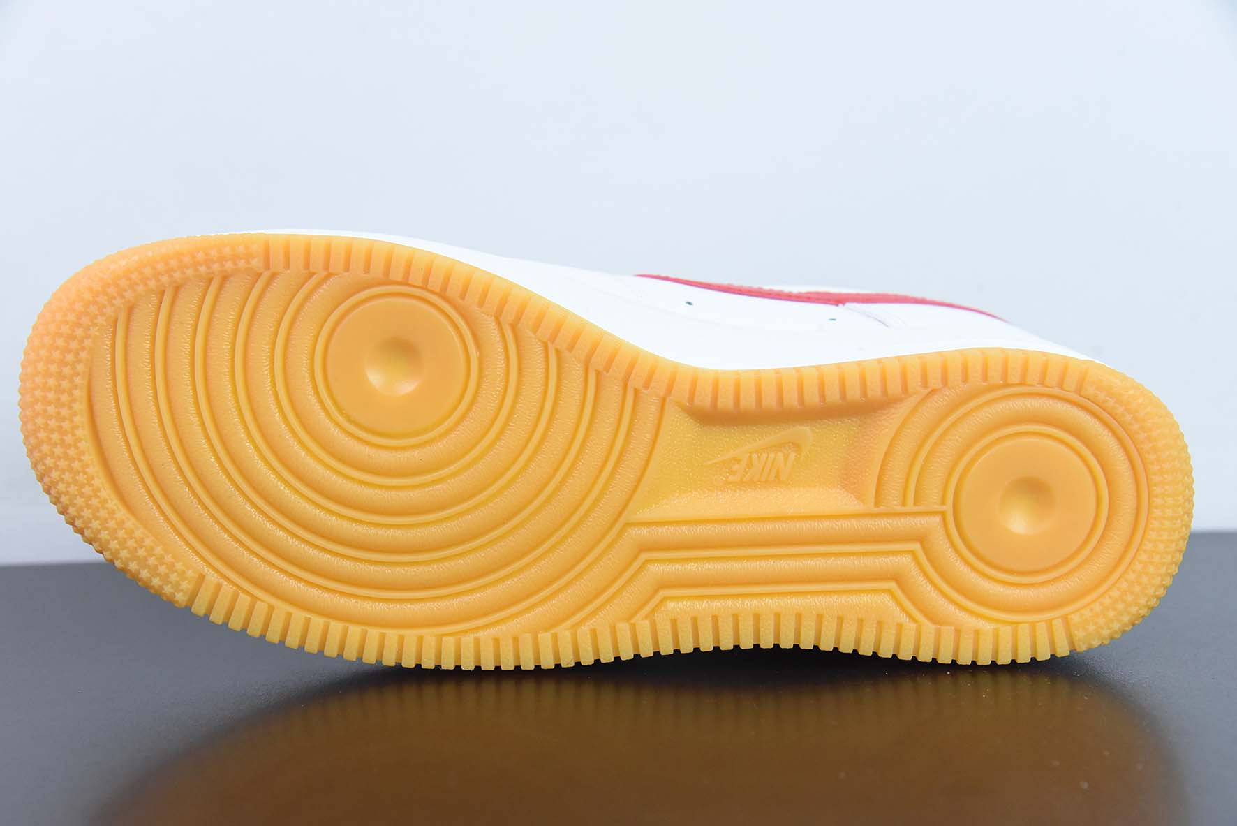 Air Force 1 '07 Low 空军一号 白红生胶运动鞋 货号：DJ3911-102