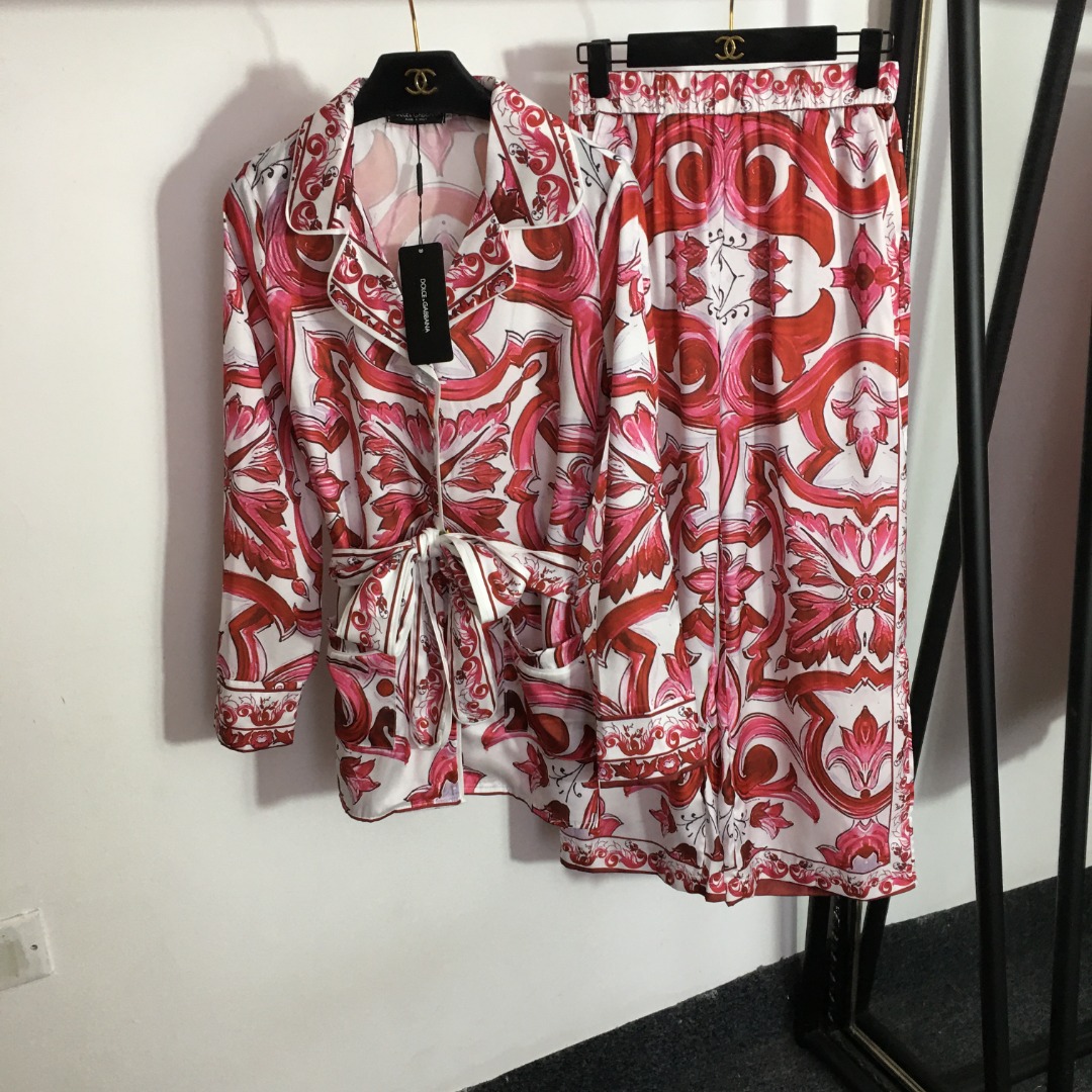 NO:886975,Style No. 3857 DG* new suit, retro print, tie waisted lapel long-sleeved shirt + high-waisted wide-leg trousers, red, S-XL, [M size; shoulder width 37, bust 100, sleeve length 60, length 72; waist 64 elastic, length 97], Dolce & Gabbana - Clothing, Dolce&Gabbana,19860909款号3857 DG*新款套装,复古印花 系带收腰翻领长袖衬衣+高腰阔腿长裤,红色,S-XL,【M码；肩宽37,胸围100,袖长60,衣长72；腰围64弹力,长97】,杜嘉班纳-服装,Dolce&Gabbana,,Women's clothing