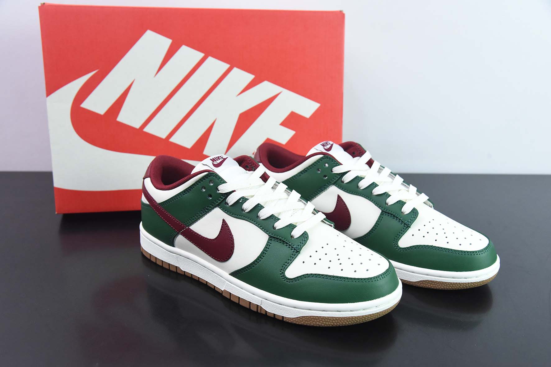 Nike Dunk Low SB 低帮滑板鞋/白绿 酒红 货号：FB7160-161