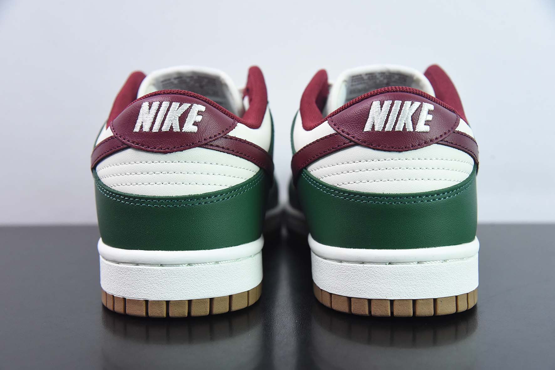 Nike Dunk Low SB 低帮滑板鞋/白绿 酒红 货号：FB7160-161