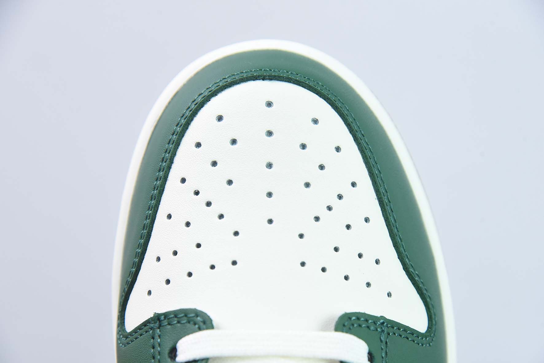 Nike Dunk Low SB 低帮滑板鞋/白绿 酒红 货号：FB7160-161