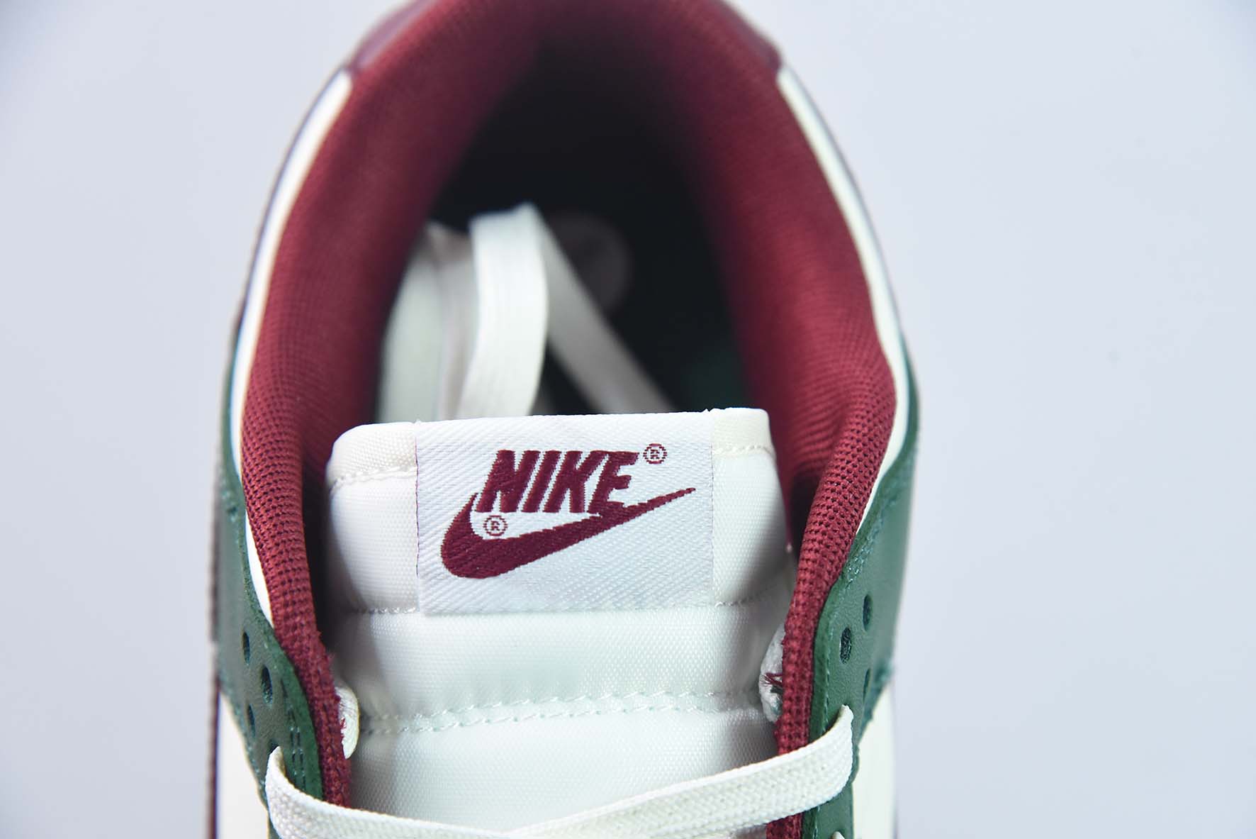 Nike Dunk Low SB 低帮滑板鞋/白绿 酒红 货号：FB7160-161