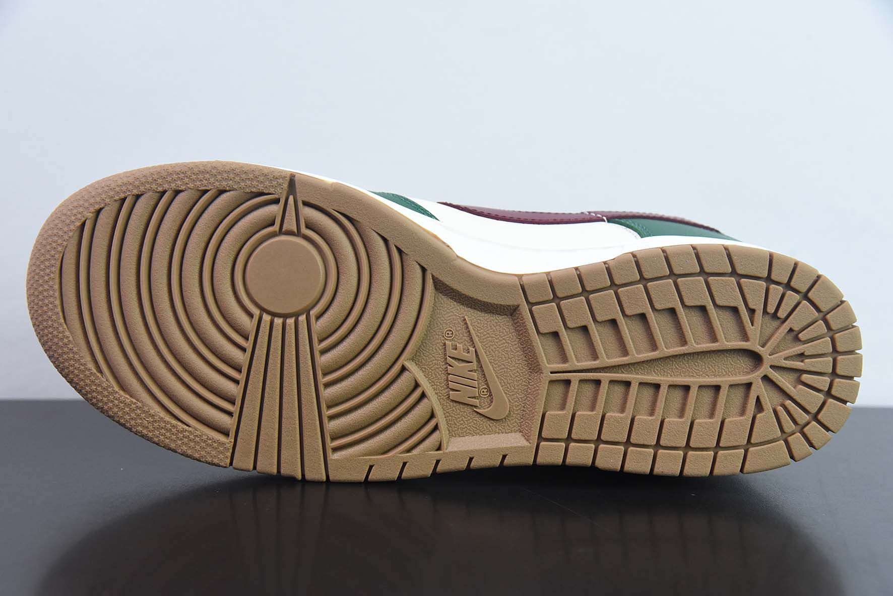 Nike Dunk Low SB 低帮滑板鞋/白绿 酒红 货号：FB7160-161