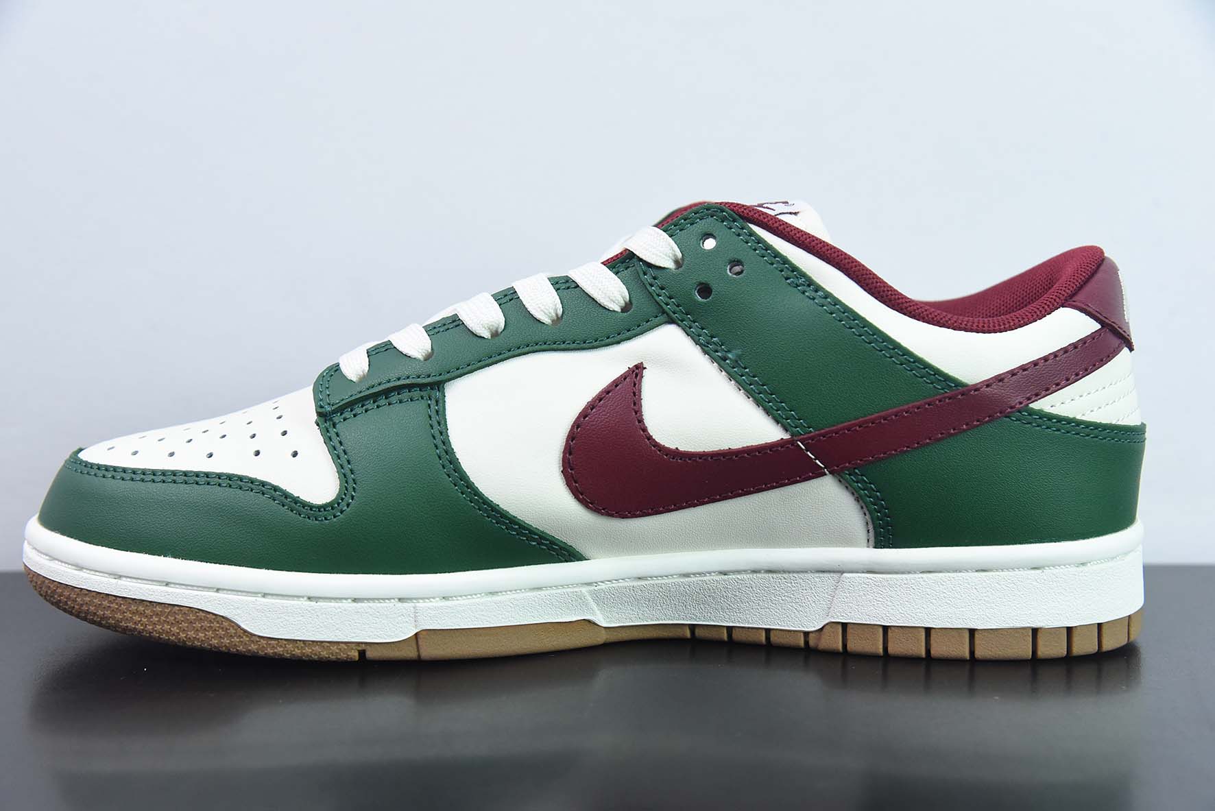 Nike Dunk Low SB 低帮滑板鞋/白绿 酒红 货号：FB7160-161
