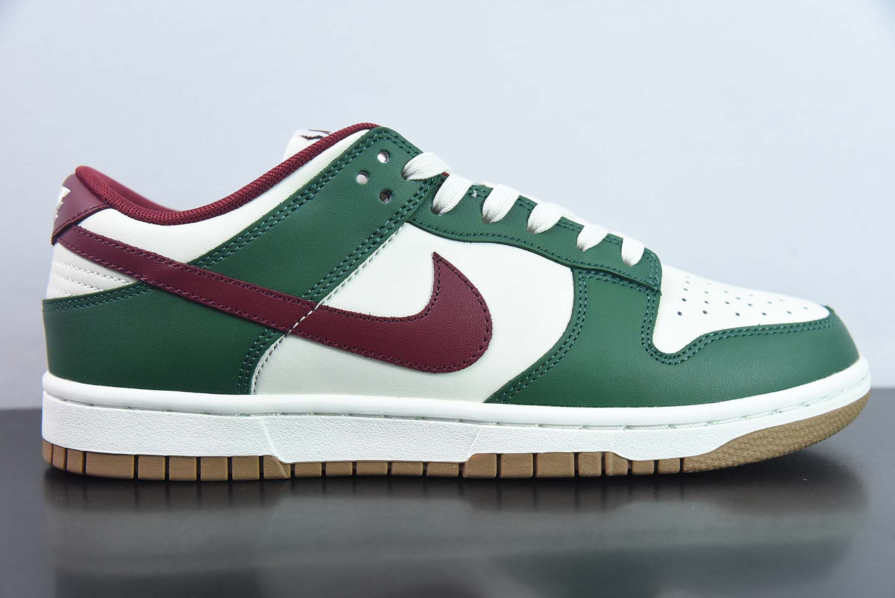 Nike Dunk Low SB 低帮滑板鞋/白绿 酒红 货号：FB7160-161