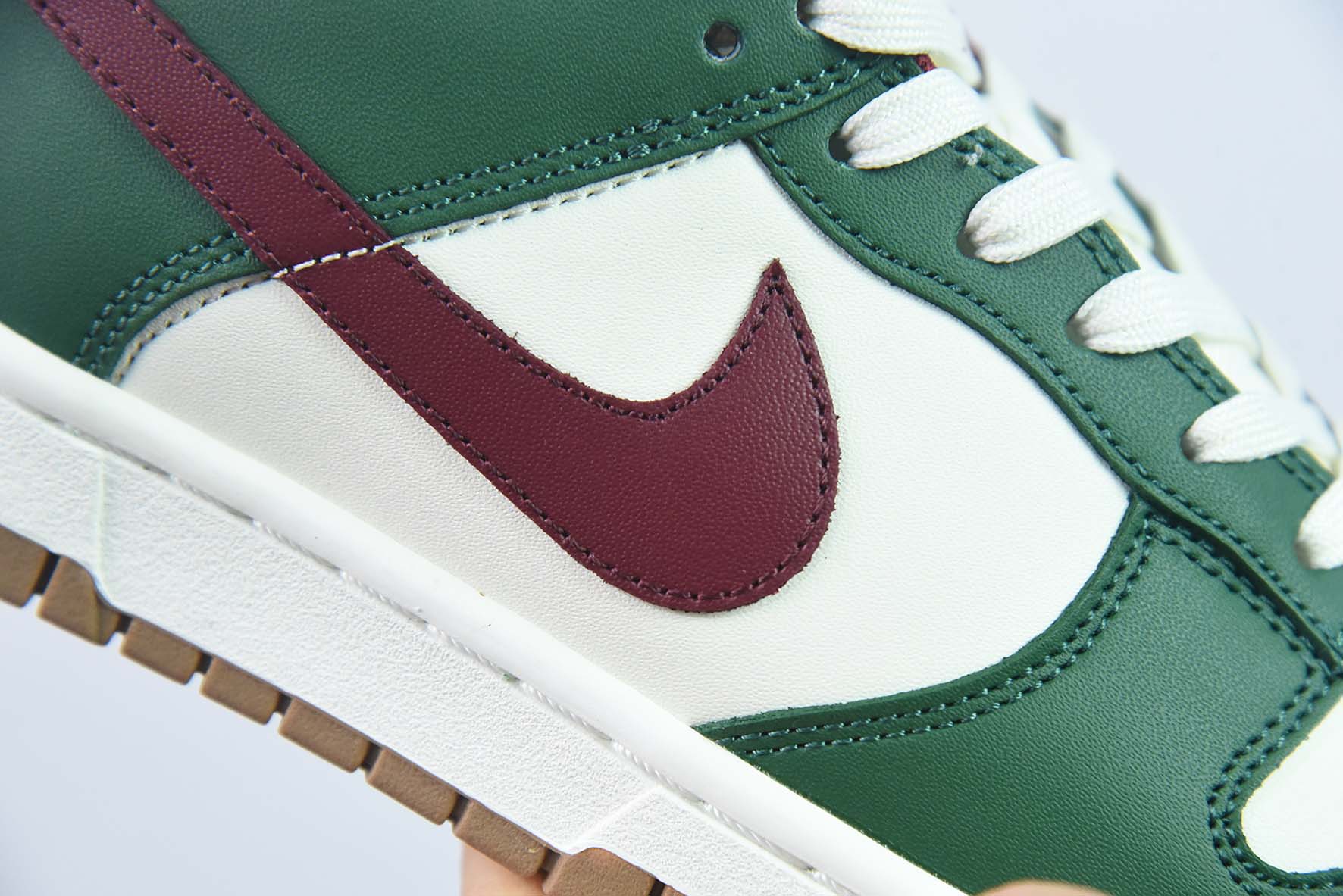 Nike Dunk Low SB 低帮滑板鞋/白绿 酒红 货号：FB7160-161