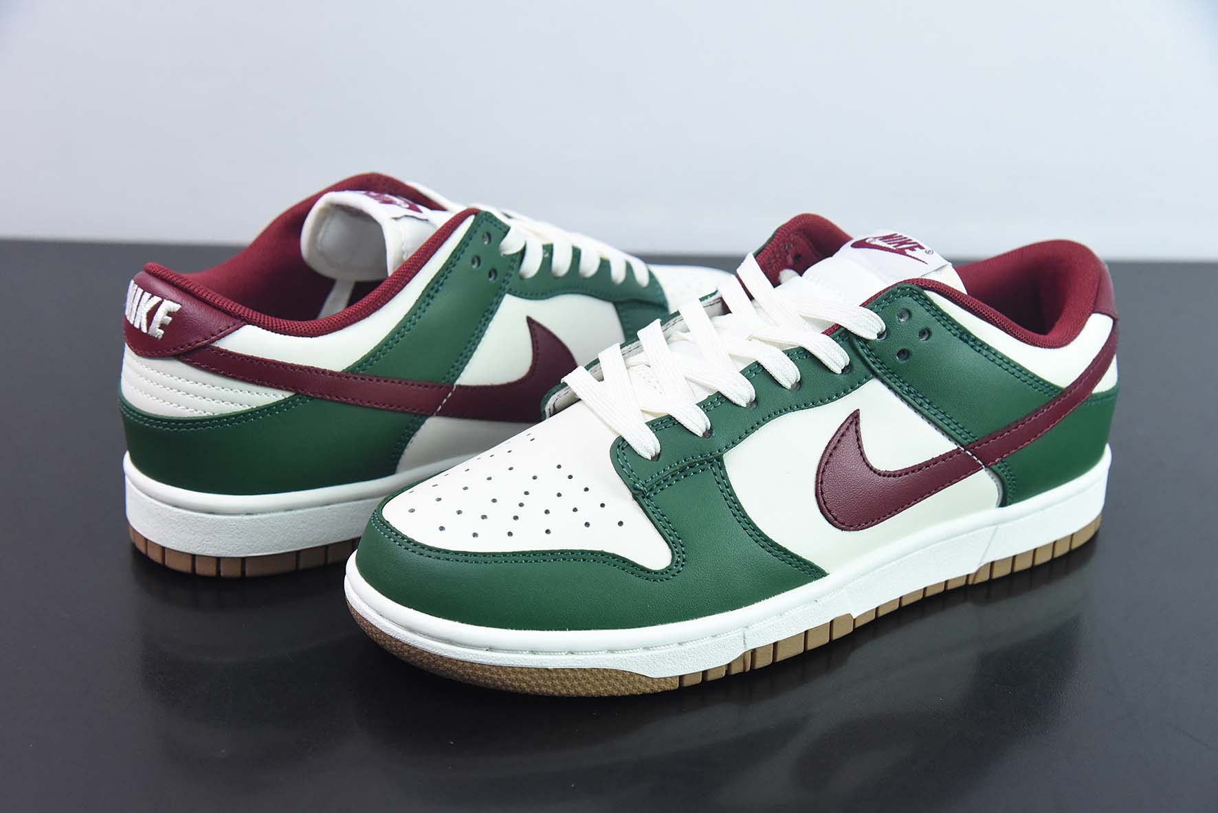 Nike Dunk Low SB 低帮滑板鞋/白绿 酒红 货号：FB7160-161