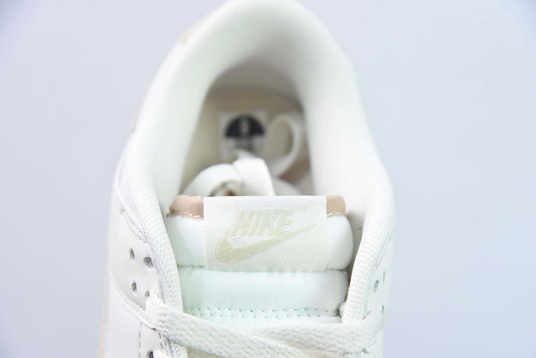 Nike SB Dunk Low "Sanddrift" 白金低帮运动鞋 货号：DV0831 003