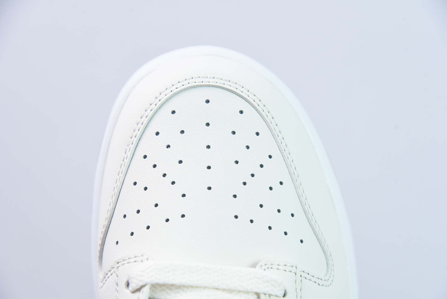 Nike SB Dunk Low "Sanddrift" 白金低帮运动鞋 货号：DV0831 003