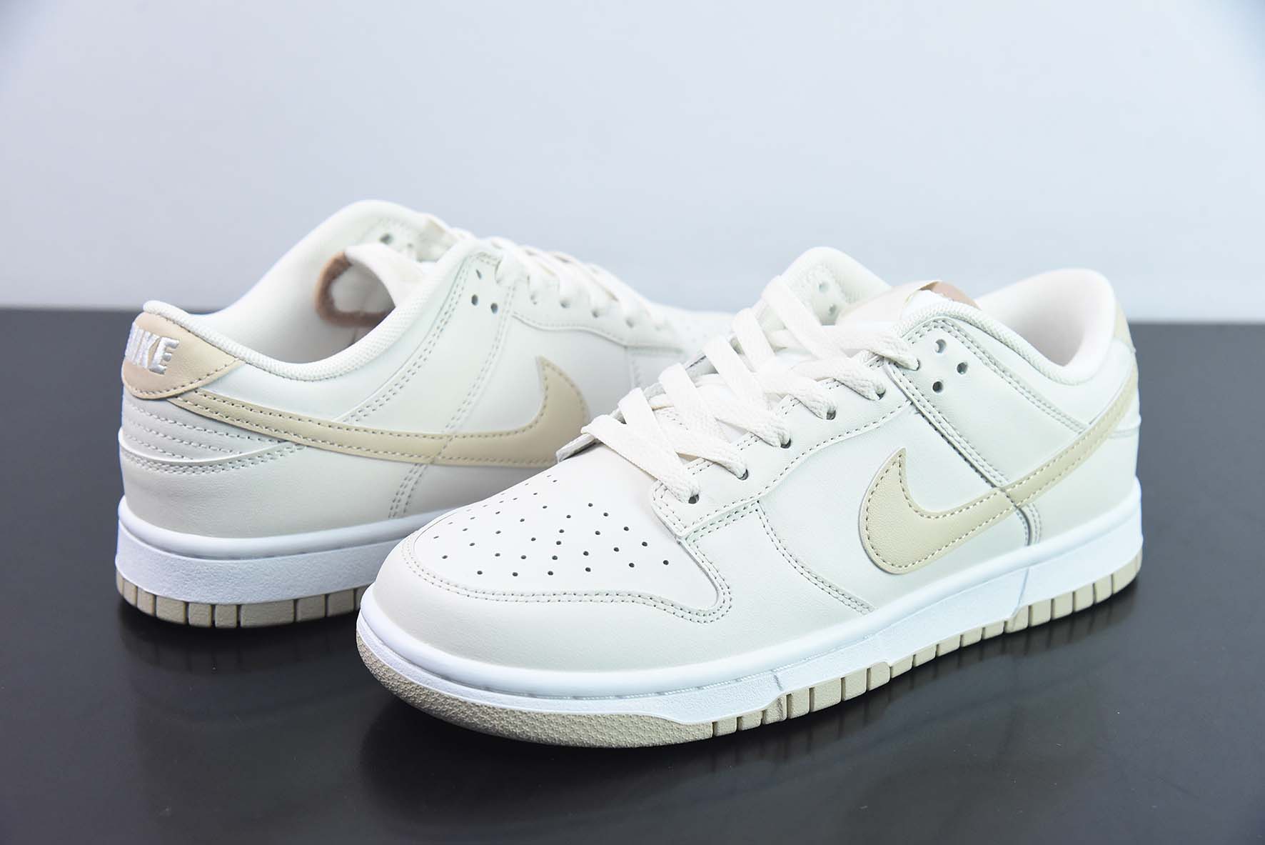 Nike SB Dunk Low "Sanddrift" 白金低帮运动鞋 货号：DV0831 003