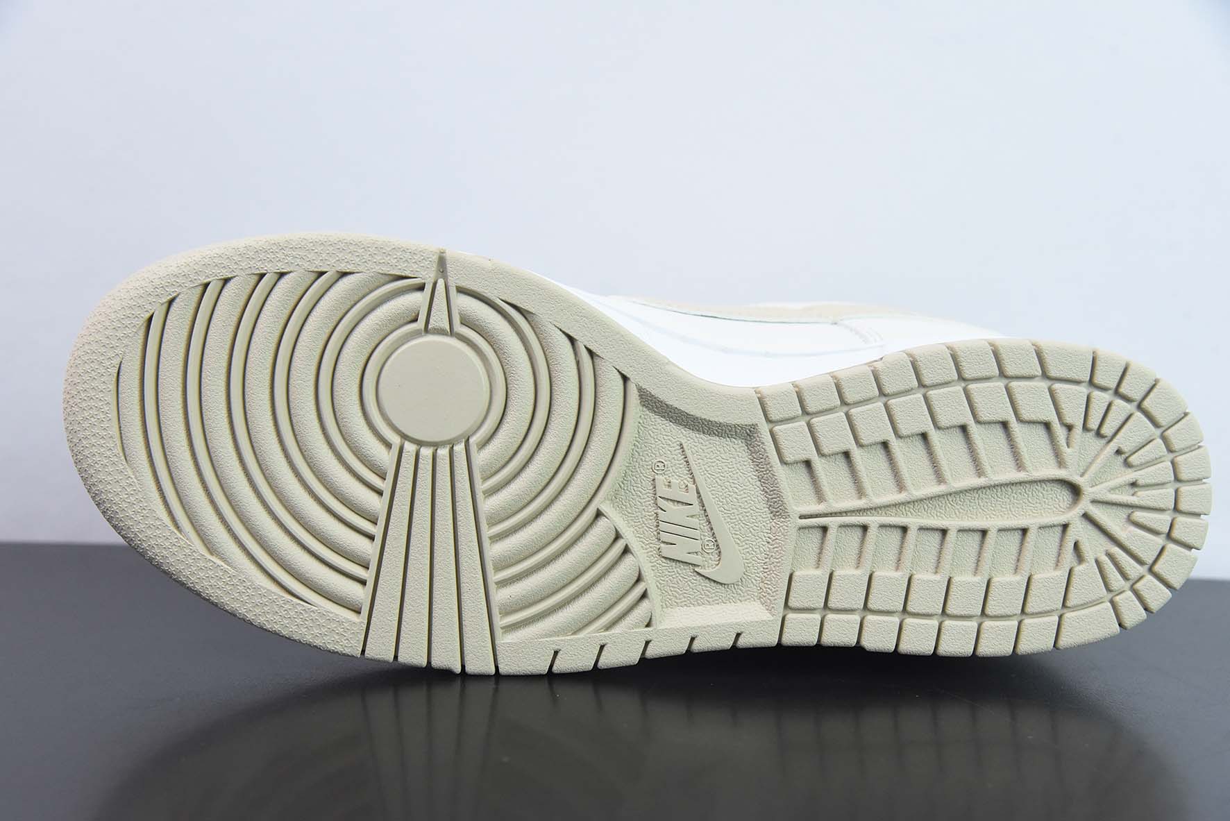 Nike SB Dunk Low "Sanddrift" 白金低帮运动鞋 货号：DV0831 003