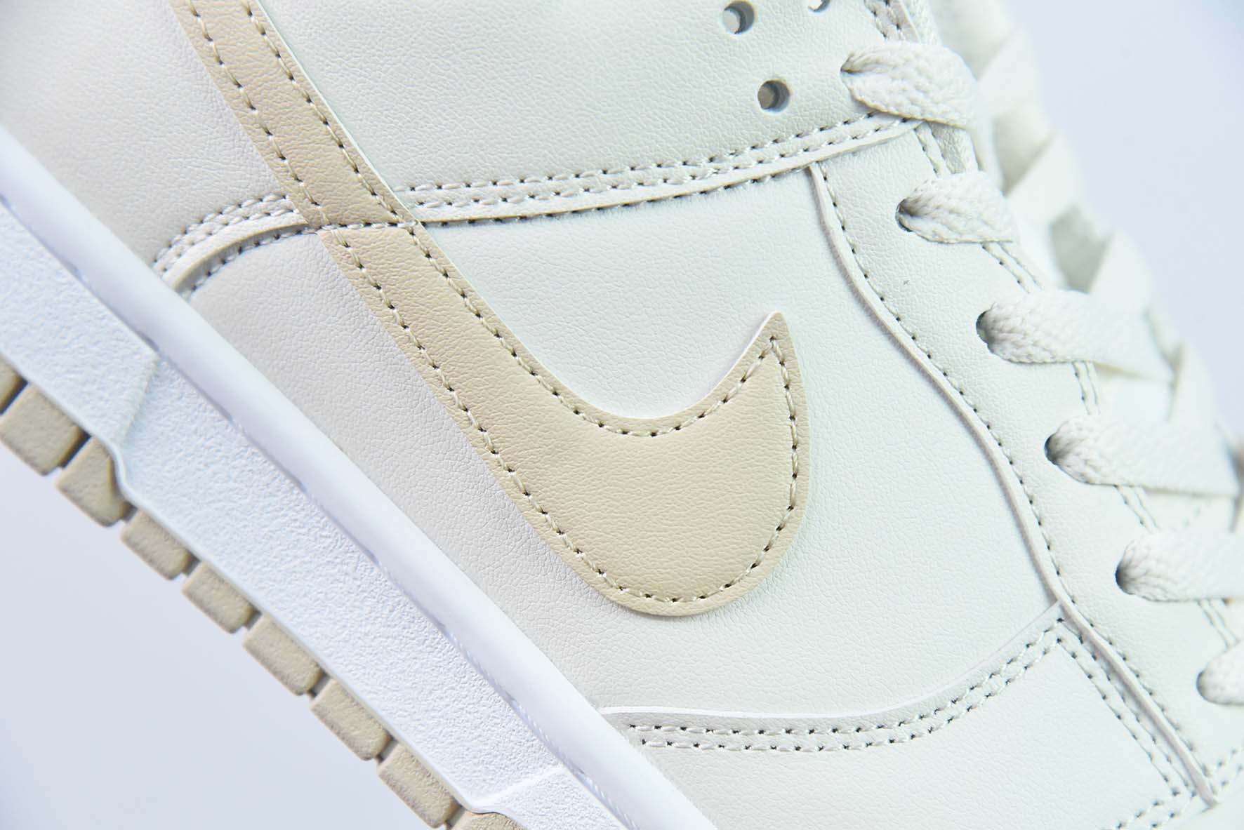 Nike SB Dunk Low "Sanddrift" 白金低帮运动鞋 货号：DV0831 003