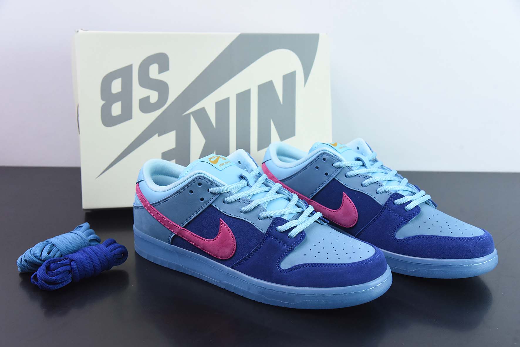 Nike Dunk SB Low 说唱歌手联名 蓝毛怪低帮运动鞋 货号 DO9404-400