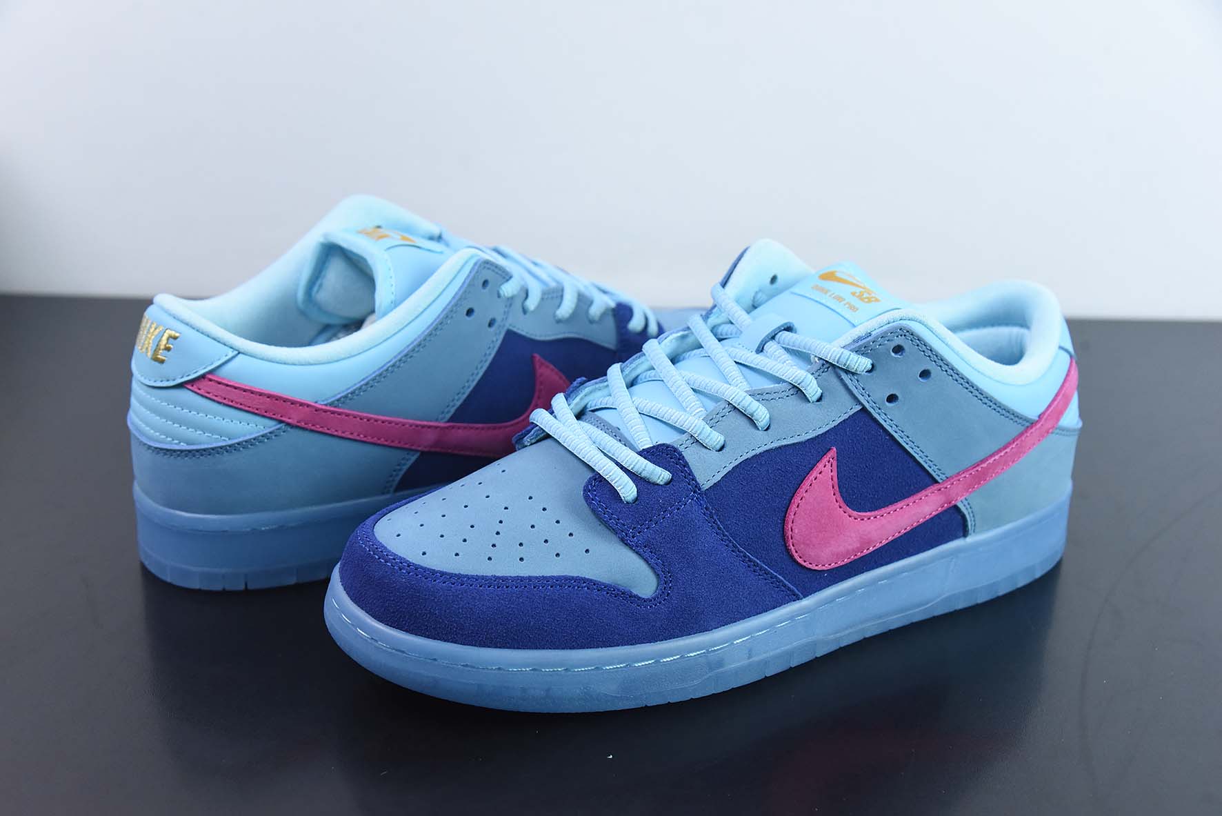 Nike Dunk SB Low 说唱歌手联名 蓝毛怪低帮运动鞋 货号 DO9404-400