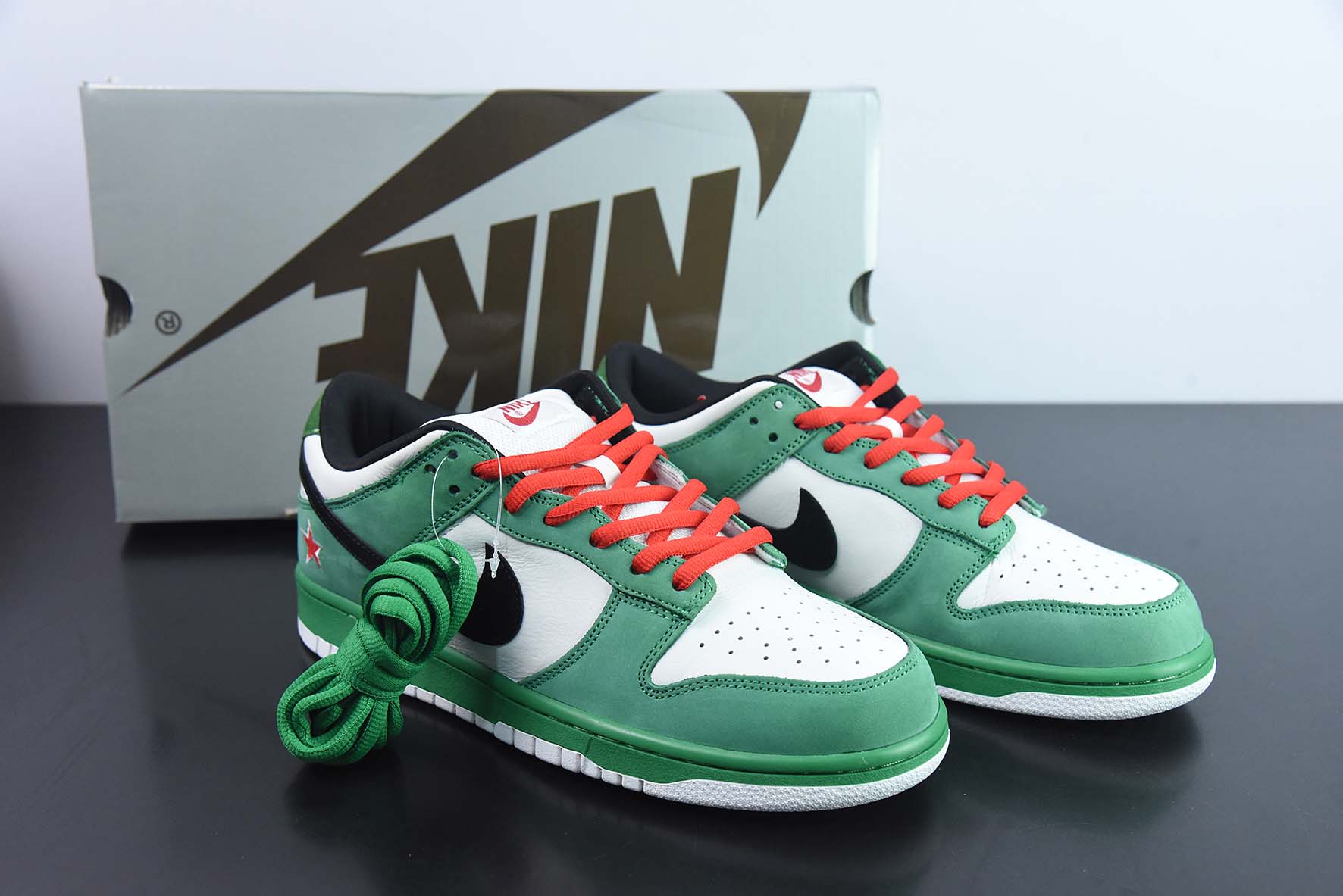Nike Dunk Low PRO Se 白绿低帮运动鞋 喜力 联名款 货号：304292 302