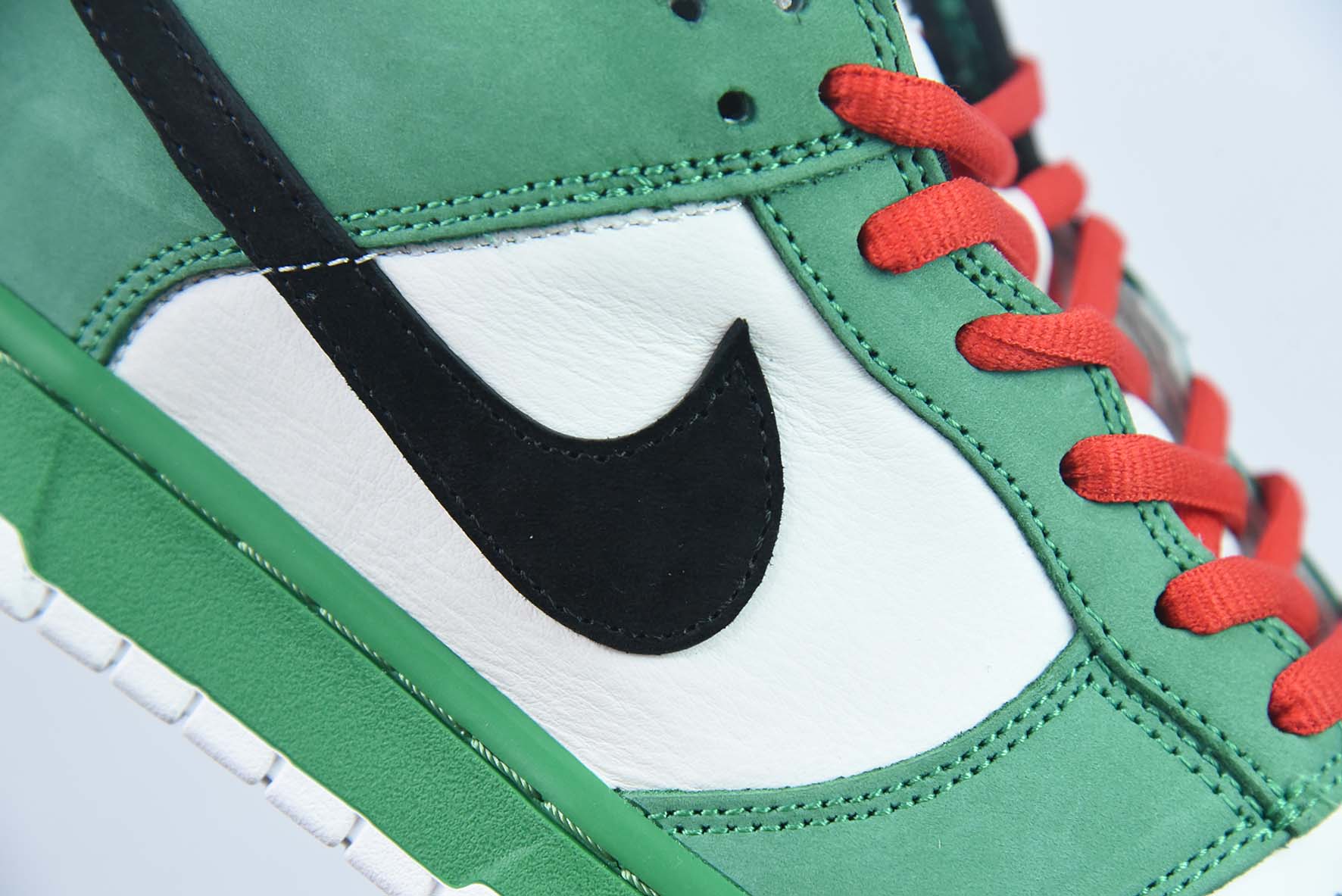 Nike Dunk Low PRO Se 白绿低帮运动鞋 喜力 联名款 货号：304292 302