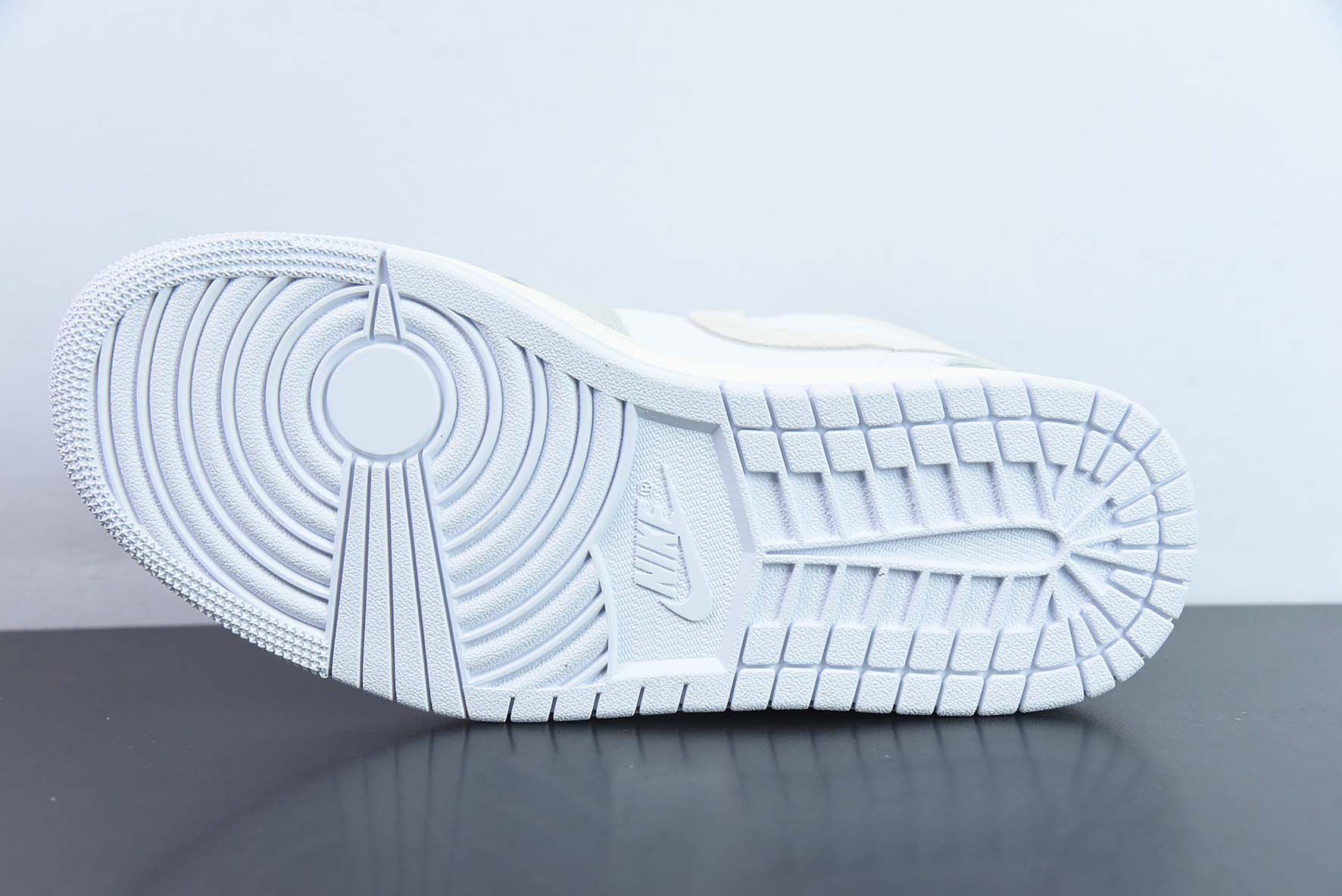 Air Jordan 1 Low  AJ1  白灰低帮运动鞋 货号：DN1635 002
