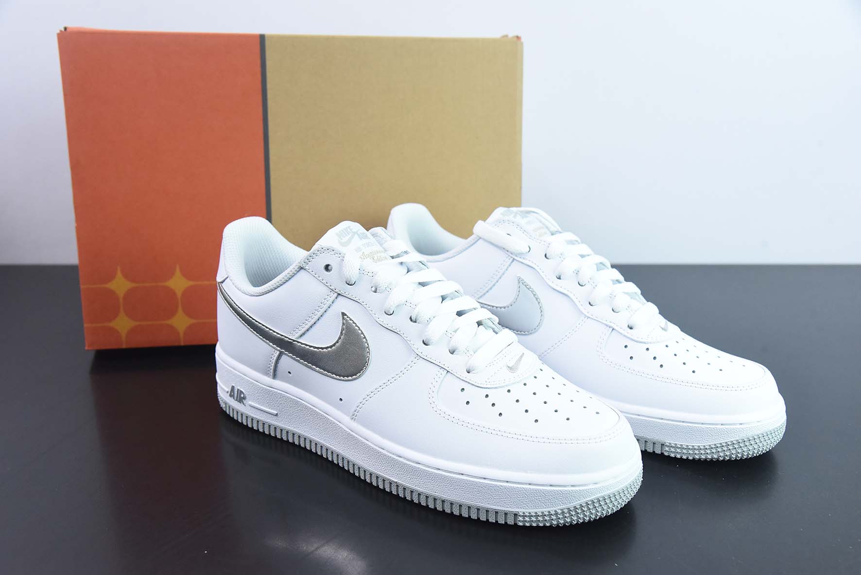 Nike Air Force 1 Low  空军一号 白银低帮运动鞋 货号：DZ6755 100