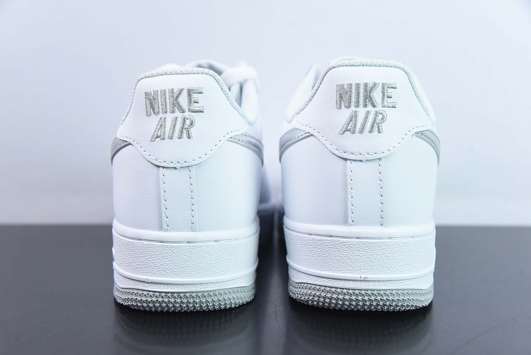 Nike Air Force 1 Low  空军一号 白银低帮运动鞋 货号：DZ6755 100