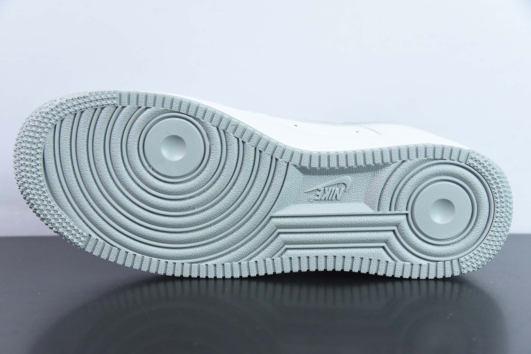 Nike Air Force 1 Low  空军一号 白银低帮运动鞋 货号：DZ6755 100