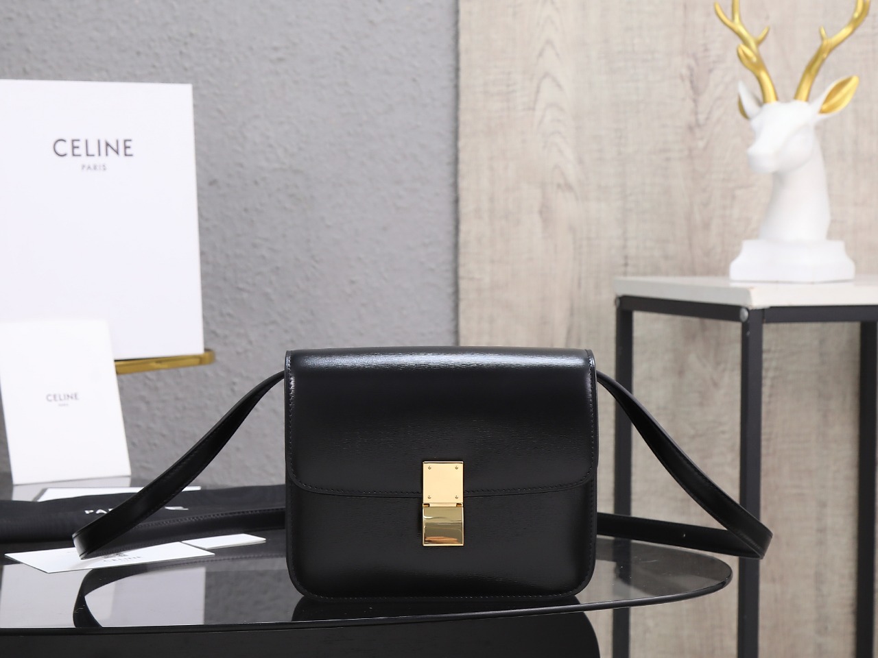 NO:187430,[Excellent quality All-steel hardware] External hand rubbed head layer cowhide lambskin inner lambskin, Celine Box that is popular half of the earth, no need to introduce its advantages, the latest 18cm can be said to be very suitable for modern needs, just mobile phone plus easy hand rubbed / size 18x15x6, special class celine, celine, cowhide, sheepskin19860909【特级品质 全钢五金】  外用手搓纹头层牛皮内里小羊皮,Celine 火遍半个地球的Box 不用多介绍他的优点了最新18cm 可以说非常适合现代的需求了、就是手机plus轻松 手搓纹/尺寸18x15x6,特级赛琳,celine,celine,cowhide,sheepskin,Bag