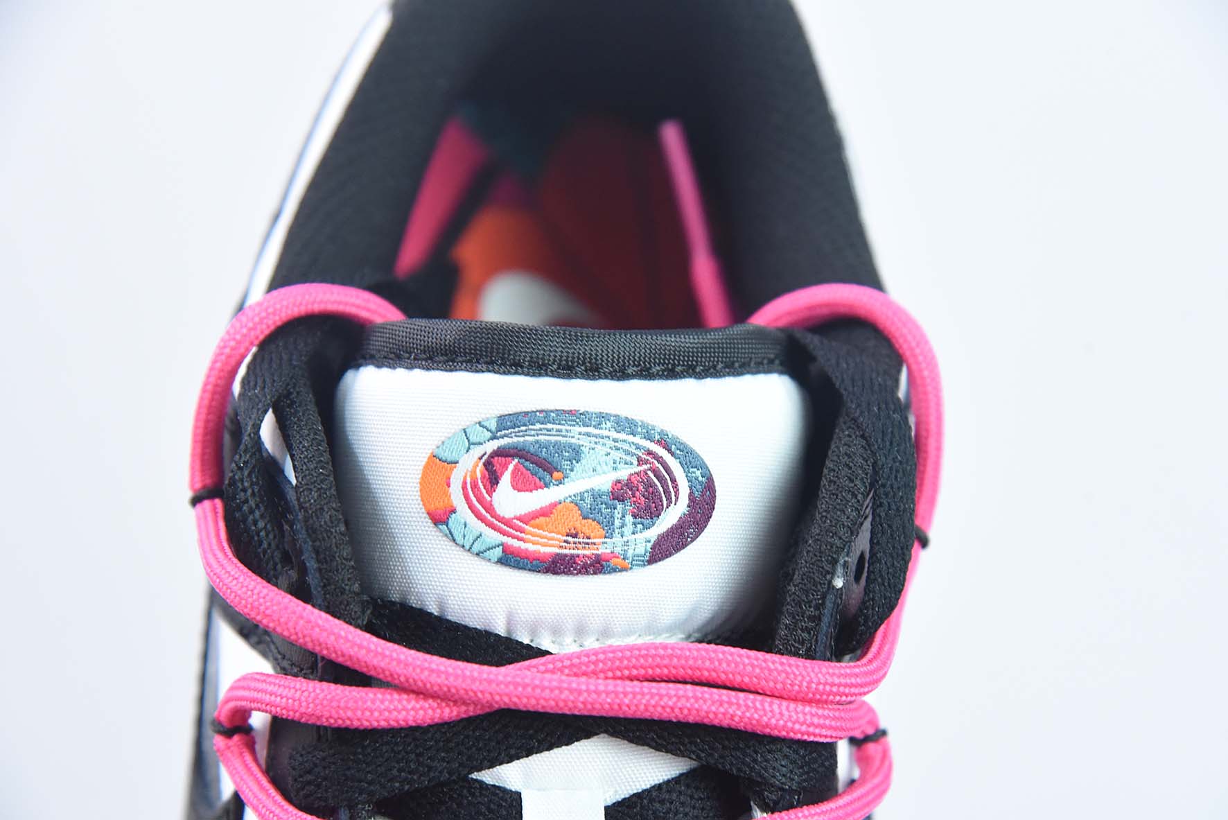 Nike SB Dunk Low"Multi-Color/Swoosh"扣篮系列低帮休闲运动滑板板鞋“熊猫黑白粉绑绳三钩子”货号:FD4623-133