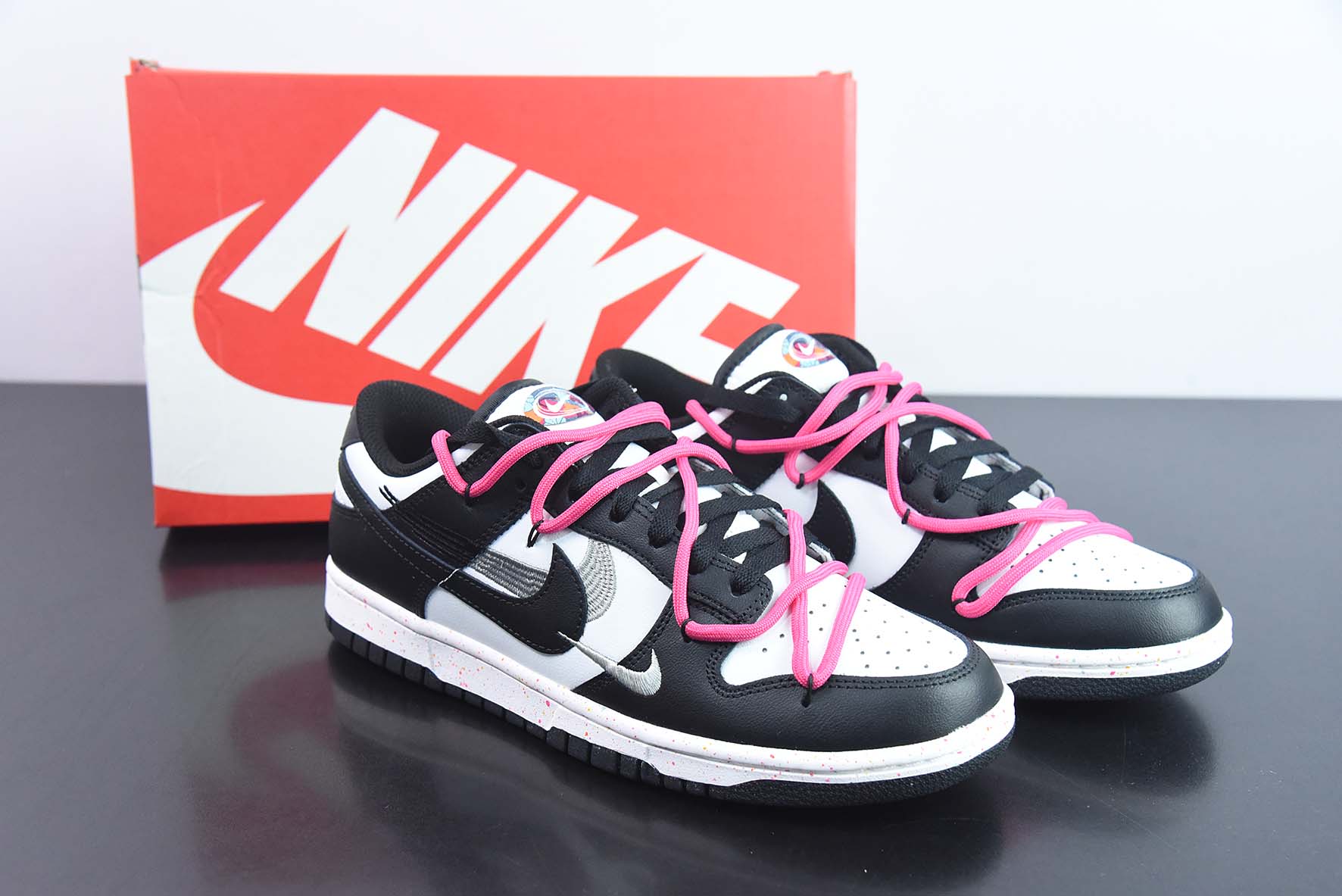 Nike SB Dunk Low"Multi-Color/Swoosh"扣篮系列低帮休闲运动滑板板鞋“熊猫黑白粉绑绳三钩子”货号:FD4623-133