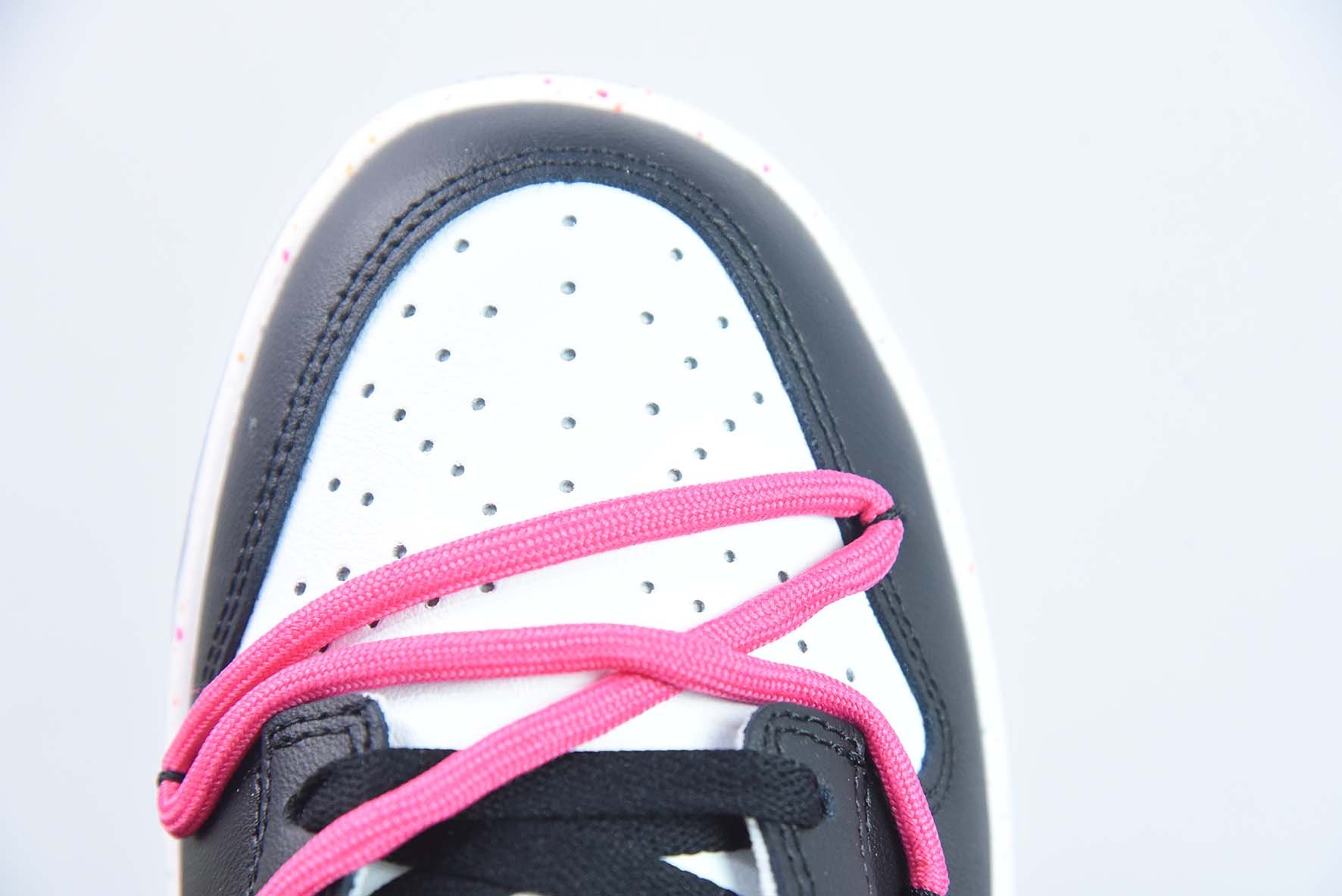 Nike SB Dunk Low"Multi-Color/Swoosh"扣篮系列低帮休闲运动滑板板鞋“熊猫黑白粉绑绳三钩子”货号:FD4623-133