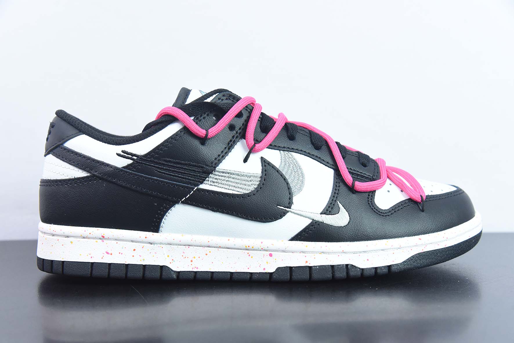 Nike SB Dunk Low"Multi-Color/Swoosh"扣篮系列低帮休闲运动滑板板鞋“熊猫黑白粉绑绳三钩子”货号:FD4623-133