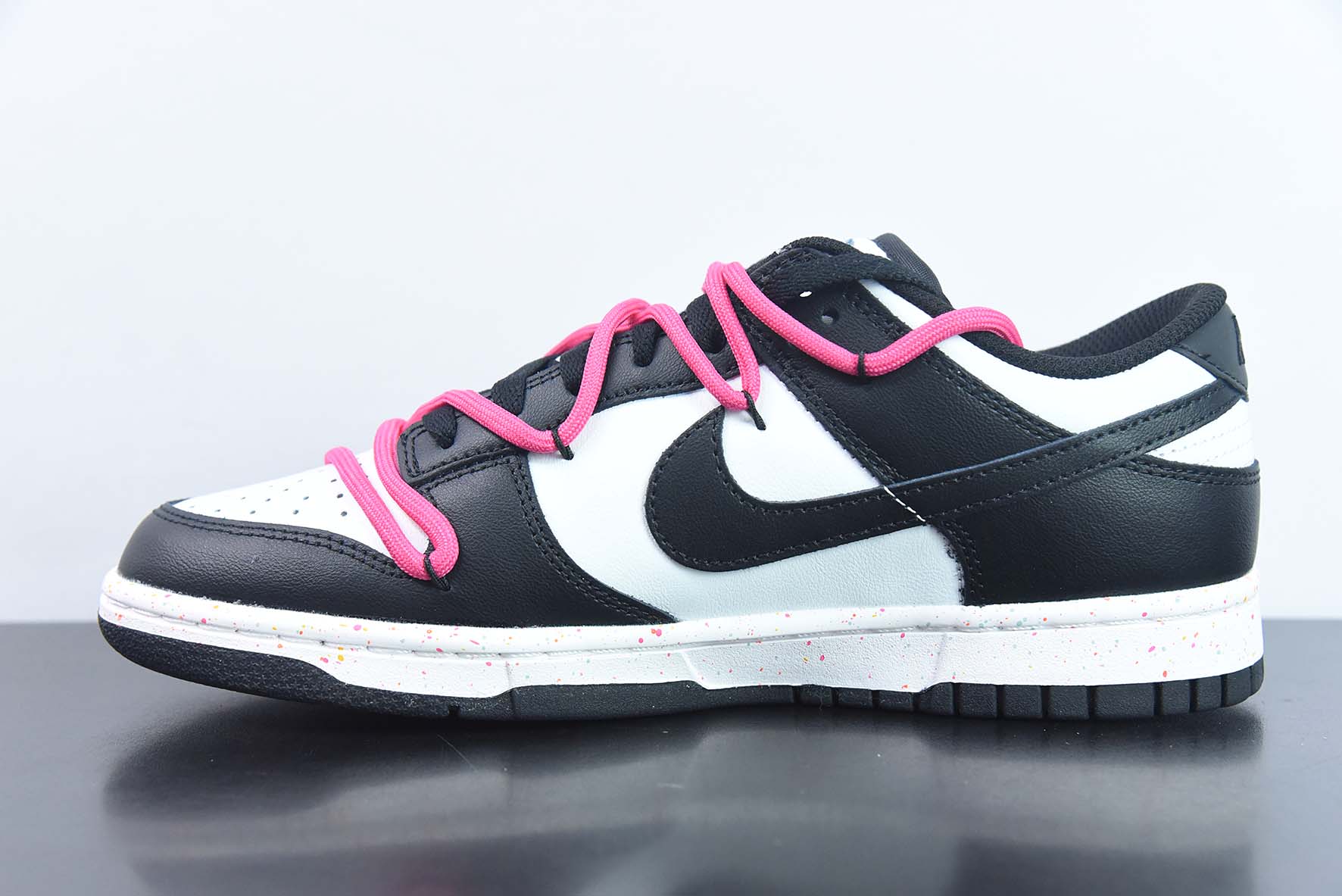 Nike SB Dunk Low"Multi-Color/Swoosh"扣篮系列低帮休闲运动滑板板鞋“熊猫黑白粉绑绳三钩子”货号:FD4623-133