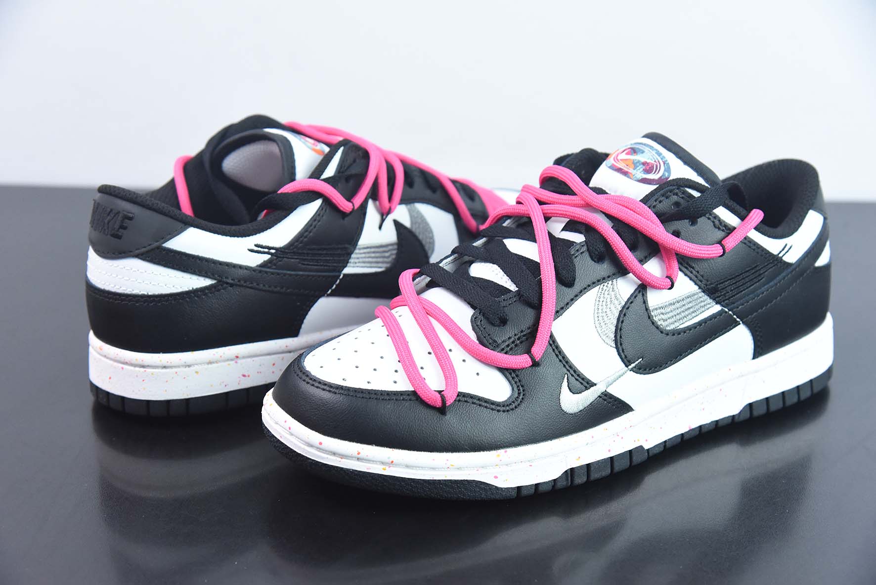 Nike SB Dunk Low"Multi-Color/Swoosh"扣篮系列低帮休闲运动滑板板鞋“熊猫黑白粉绑绳三钩子”货号:FD4623-133