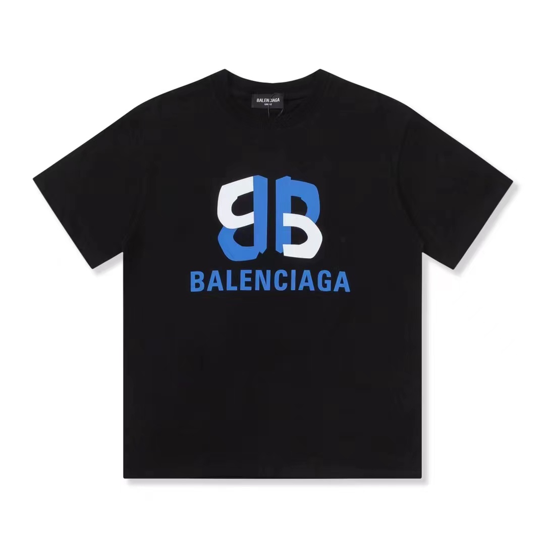 🛒购物价：38💰[原标包装吊牌.超高性价比圆领短袖]此款发货时间2-3天左右不接急单.印花短袖采用200g纯棉面料.

Balenciaga/巴黎世家双B图案压花短袖T恤
面料舒适透气，潮范大气 原版一比一复刻，面料采用纯棉精梳棉面料，搭配运动鞋清新舒适 逛街约会都适合 
叠穿打底就很有博主范儿了 低调有品位
原版面料 200g100%精梳棉
螺纹定织定染无色差 出入专柜无压力
通肩拉条工艺 增加衣物清洗寿命 不变形
高版本刺绣数码印花工艺 不掉色色彩鲜艳
网红明星同款 不挑年龄不挑身材不挑性别
超级亮眼 时尚感爆棚
手感非常舒服 质感超强
时尚又个性 超级百搭好看的一款
人手必备款 情侣搭配更佳
吊牌 领标 水洗麦 三标齐全！！
宽松版型 男女同款

颜色:黑色 
尺码:M-5XL