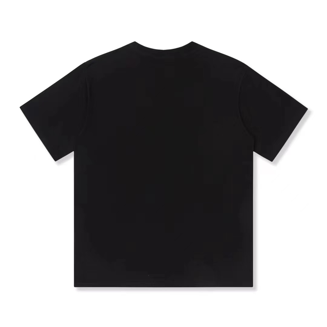 🛒购物价：38💰[原标包装吊牌.超高性价比圆领短袖]此款发货时间2-3天左右不接急单.印花短袖采用200g纯棉面料.

Balenciaga/巴黎世家双B图案压花短袖T恤
面料舒适透气，潮范大气 原版一比一复刻，面料采用纯棉精梳棉面料，搭配运动鞋清新舒适 逛街约会都适合 
叠穿打底就很有博主范儿了 低调有品位
原版面料 200g100%精梳棉
螺纹定织定染无色差 出入专柜无压力
通肩拉条工艺 增加衣物清洗寿命 不变形
高版本刺绣数码印花工艺 不掉色色彩鲜艳
网红明星同款 不挑年龄不挑身材不挑性别
超级亮眼 时尚感爆棚
手感非常舒服 质感超强
时尚又个性 超级百搭好看的一款
人手必备款 情侣搭配更佳
吊牌 领标 水洗麦 三标齐全！！
宽松版型 男女同款

颜色:黑色 
尺码:M-5XL