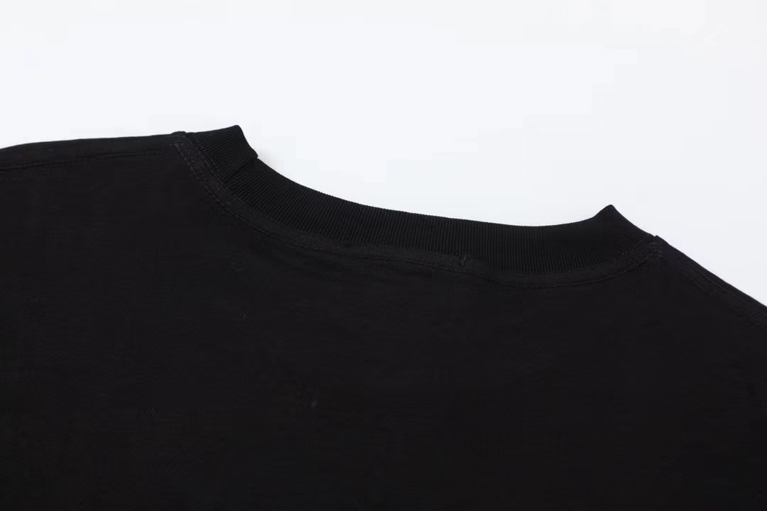 🛒购物价：38💰[原标包装吊牌.超高性价比圆领短袖]此款发货时间2-3天左右不接急单.印花短袖采用200g纯棉面料.

Balenciaga/巴黎世家双B图案压花短袖T恤
面料舒适透气，潮范大气 原版一比一复刻，面料采用纯棉精梳棉面料，搭配运动鞋清新舒适 逛街约会都适合 
叠穿打底就很有博主范儿了 低调有品位
原版面料 200g100%精梳棉
螺纹定织定染无色差 出入专柜无压力
通肩拉条工艺 增加衣物清洗寿命 不变形
高版本刺绣数码印花工艺 不掉色色彩鲜艳
网红明星同款 不挑年龄不挑身材不挑性别
超级亮眼 时尚感爆棚
手感非常舒服 质感超强
时尚又个性 超级百搭好看的一款
人手必备款 情侣搭配更佳
吊牌 领标 水洗麦 三标齐全！！
宽松版型 男女同款

颜色:黑色 
尺码:M-5XL
