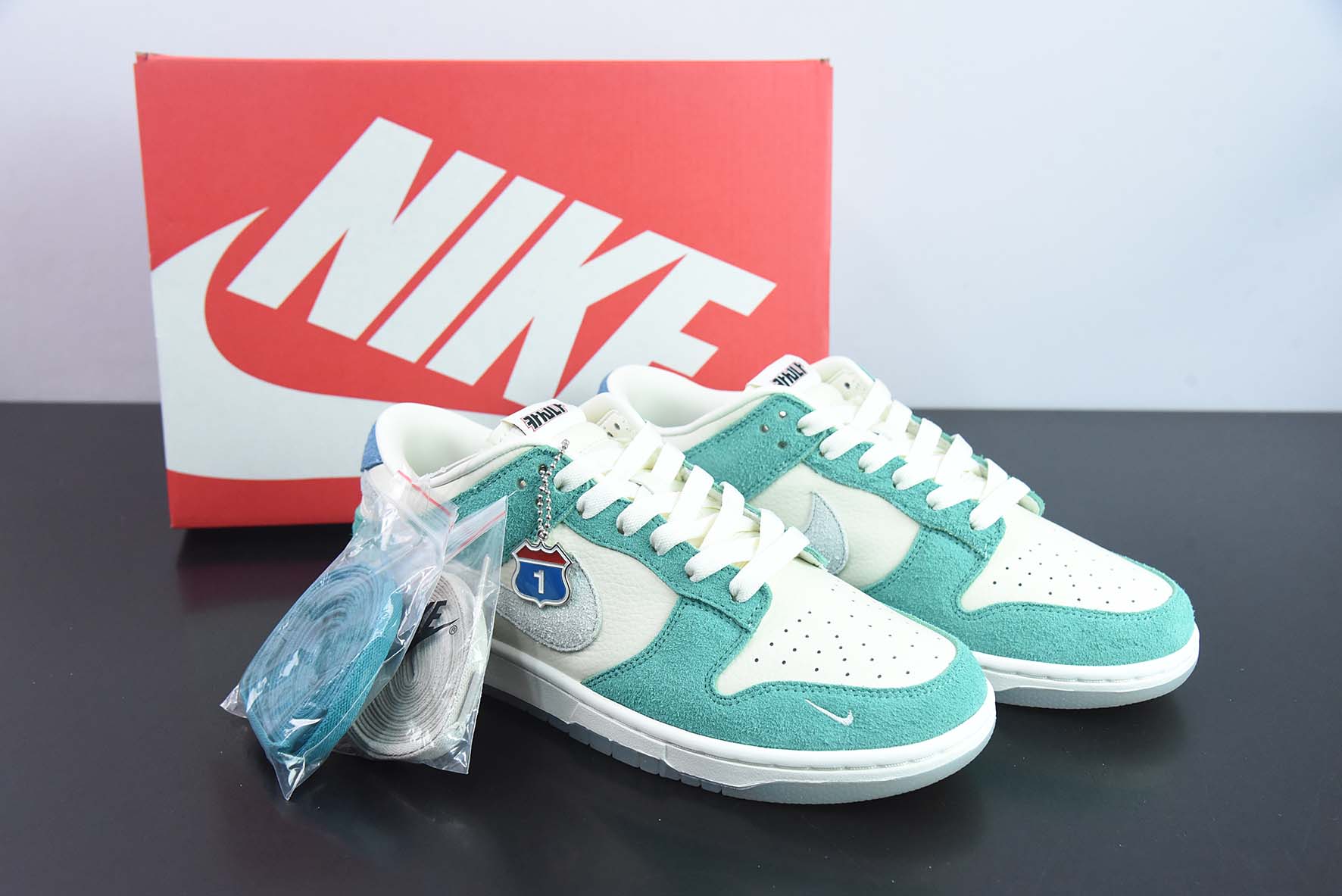 NK Dunk Low " 80s Bus " 韩国限定 泫雅同款 80年代巴士 低帮运动休闲滑板鞋 货号:CZ6501-101