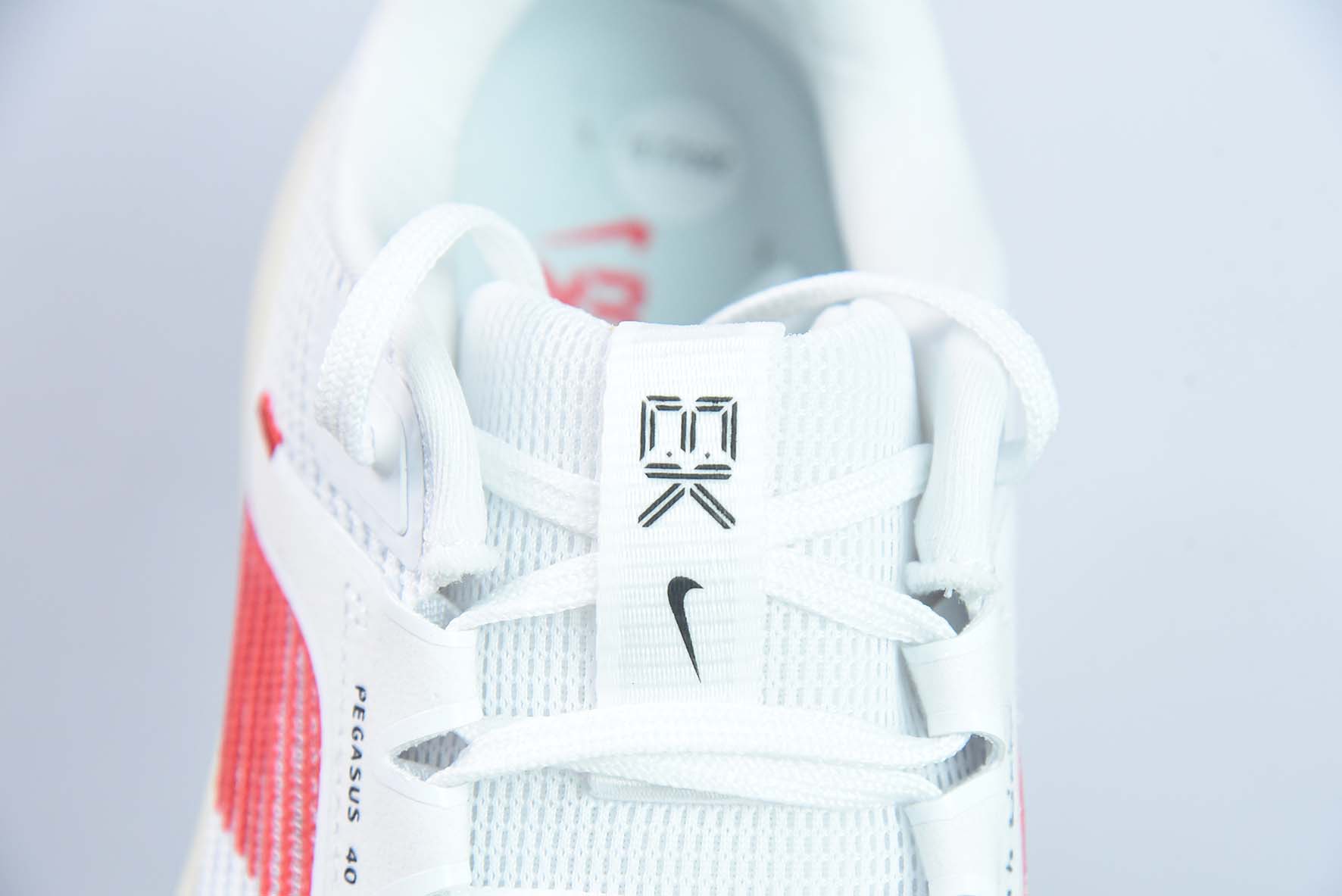 Air Zoom Pegasus 40飞马系列  白红色 黑勾运动鞋 货号：FJ0686 100