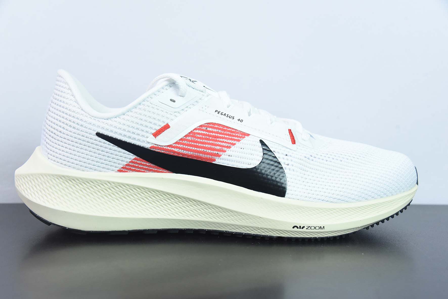 Air Zoom Pegasus 40飞马系列  白红色 黑勾运动鞋 货号：FJ0686 100