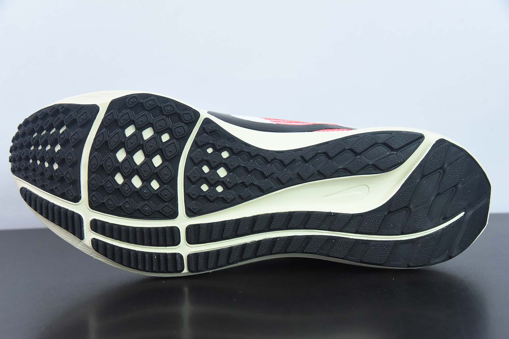 Air Zoom Pegasus 40飞马系列  白红色 黑勾运动鞋 货号：FJ0686 100