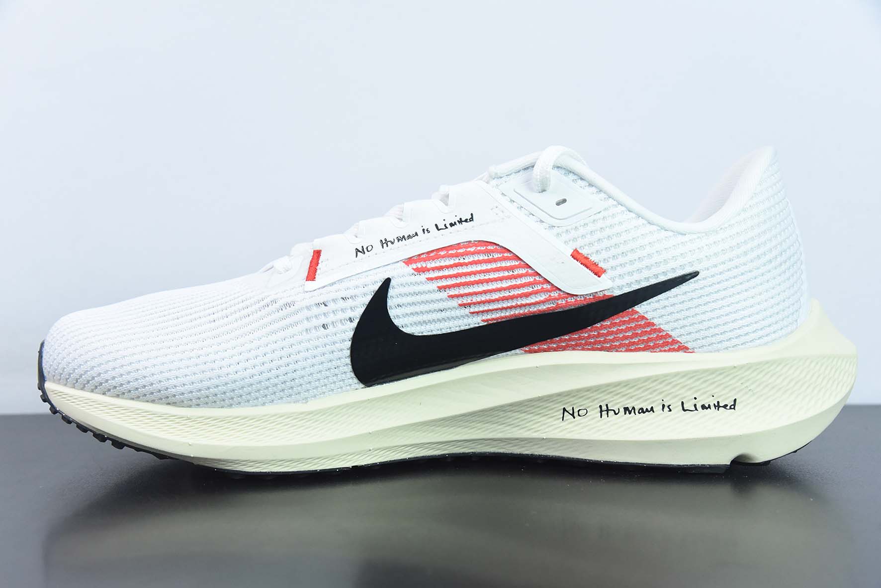 Air Zoom Pegasus 40飞马系列  白红色 黑勾运动鞋 货号：FJ0686 100