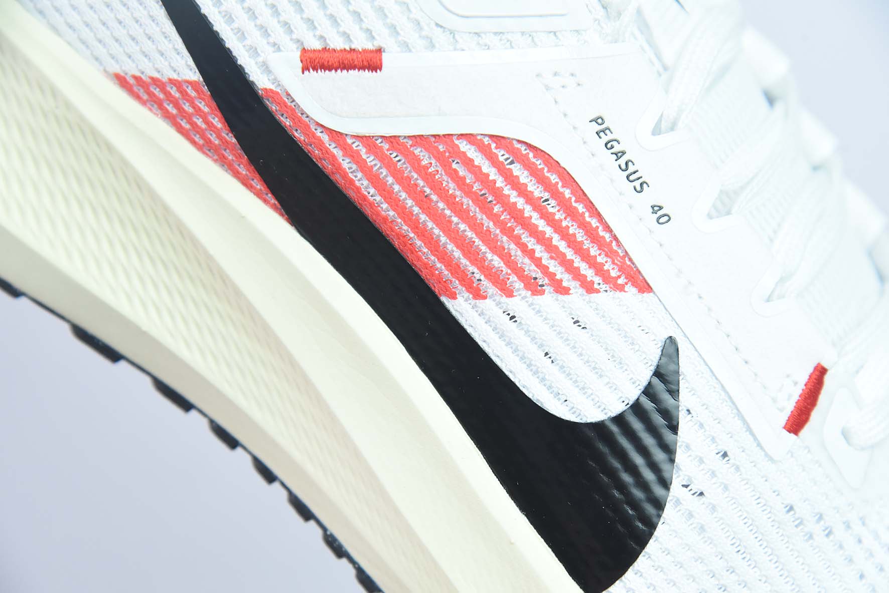 Air Zoom Pegasus 40飞马系列  白红色 黑勾运动鞋 货号：FJ0686 100