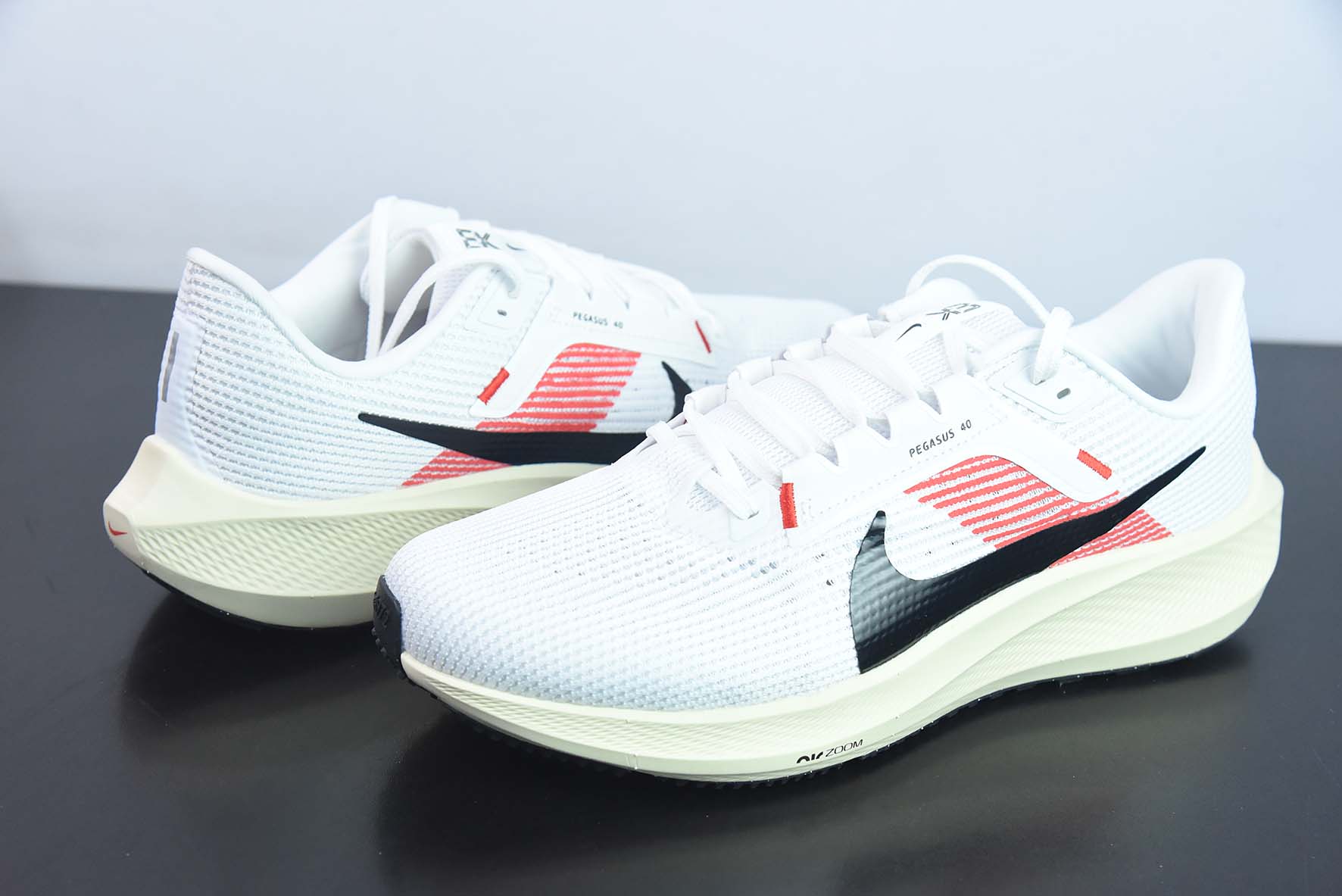 Air Zoom Pegasus 40飞马系列  白红色 黑勾运动鞋 货号：FJ0686 100