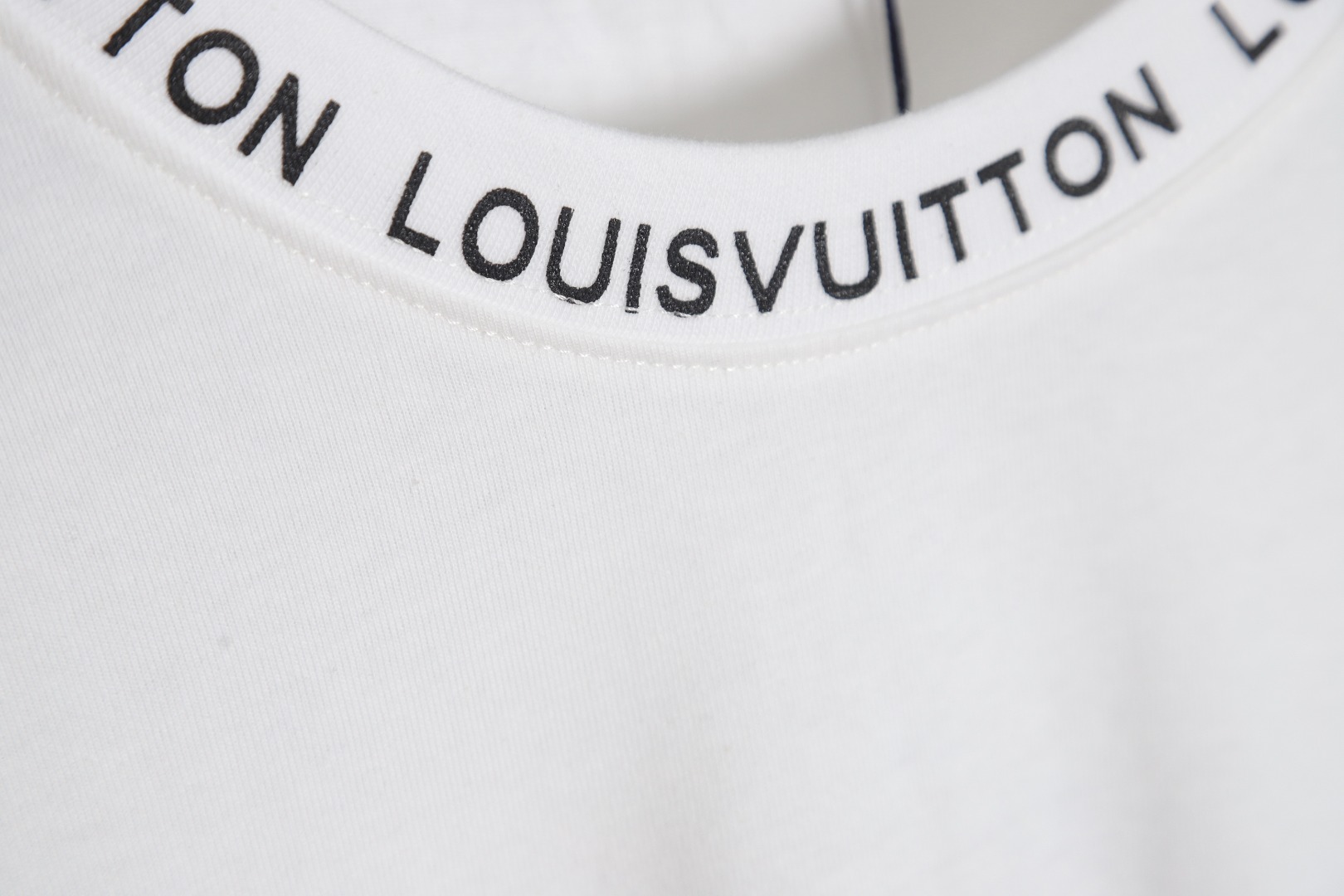 LOUIS VUITTONS 路易威登 LV领口字母Logo 短袖