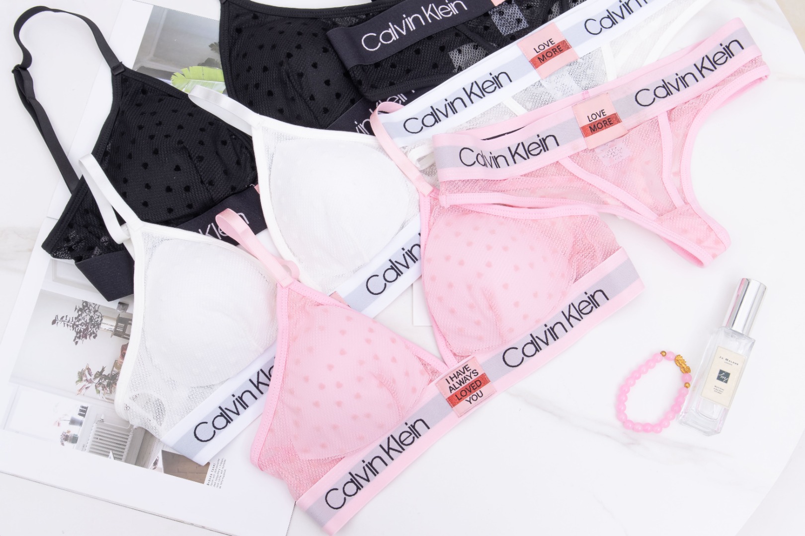 CK情人节限量蕾丝套装柔软舒适的蕾丝面料让你享受无比的触感，精致花纹和纹理展现独特风格。精心剪裁的内衣塑