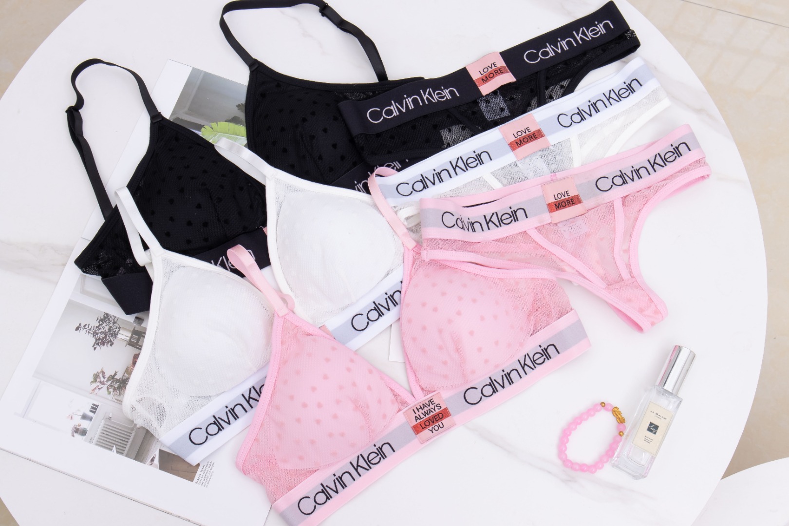 CK情人节限量蕾丝套装柔软舒适的蕾丝面料让你享受无比的触感，精致花纹和纹理展现独特风格。精心剪裁的内衣塑