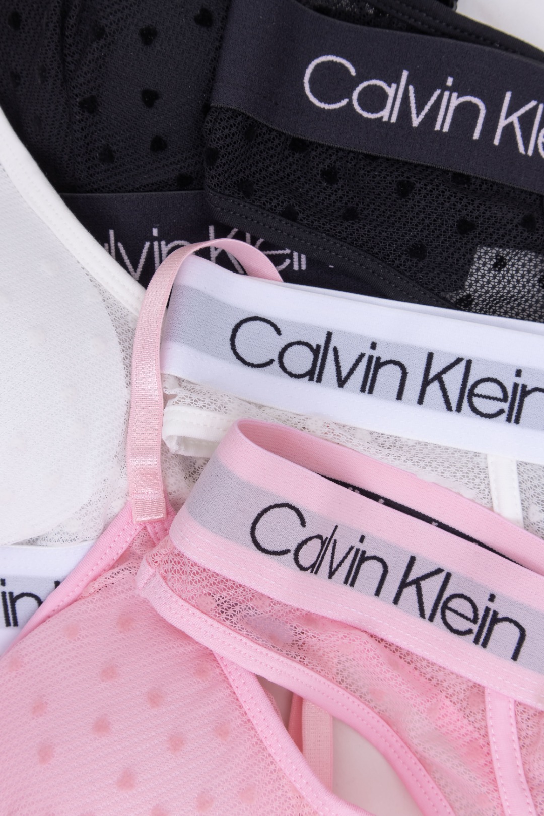 CK情人节限量蕾丝套装柔软舒适的蕾丝面料让你享受无比的触感，精致花纹和纹理展现独特风格。精心剪裁的内衣塑