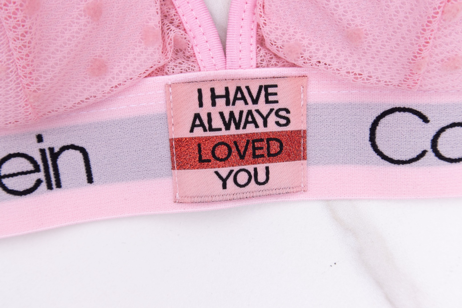 CK情人节限量蕾丝套装柔软舒适的蕾丝面料让你享受无比的触感，精致花纹和纹理展现独特风格。精心剪裁的内衣塑