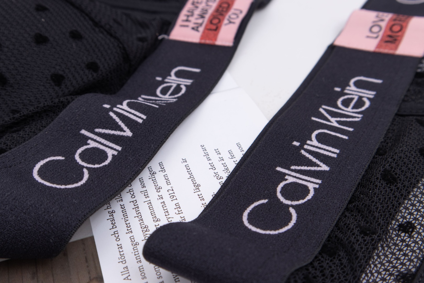 CK情人节限量蕾丝套装柔软舒适的蕾丝面料让你享受无比的触感，精致花纹和纹理展现独特风格。精心剪裁的内衣塑